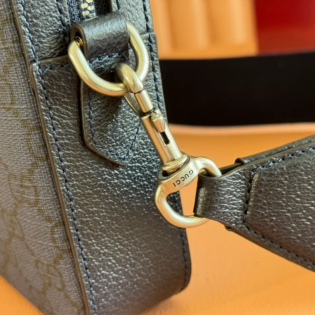 p940. 📣📣📣[Original leather accessories🌈Full set of counter packaging]🔥🔥 Ophidia series GG shoulder bag 9C2ST This Ophidia series shoulder bag inherits the timeless design and is carefully made of traditional beige and ebony GG Supreme canvas materials inspired by the archive design of the 1930s. Classic metal hardware and iconic logos imbue this timeless piece with rich heritage. Ebony GG Supreme canvas, environmentally friendly material. Model: 699439. Dimensions: 24.5x 16x 4.5cm. Color: blue/pvc. Made in Italy
