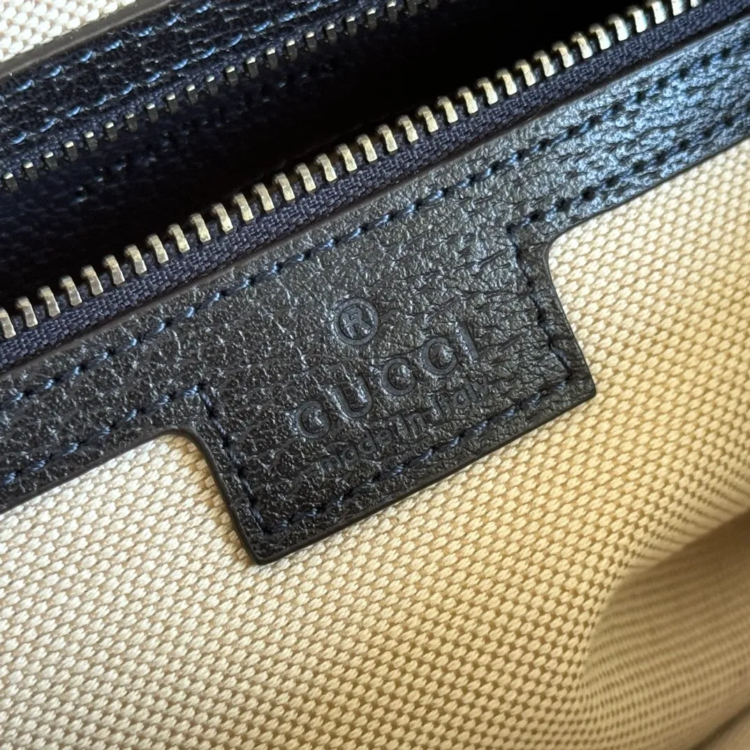 p940. 📣📣📣[Original leather accessories🌈Full set of counter packaging]🔥🔥 Ophidia series GG shoulder bag 9C2ST This Ophidia series shoulder bag inherits the timeless design and is carefully made of traditional beige and ebony GG Supreme canvas materials inspired by the archive design of the 1930s. Classic metal hardware and iconic logos imbue this timeless piece with rich heritage. Ebony GG Supreme canvas, environmentally friendly material. Model: 699439. Dimensions: 24.5x 16x 4.5cm. Color: blue/pvc. Made in Italy