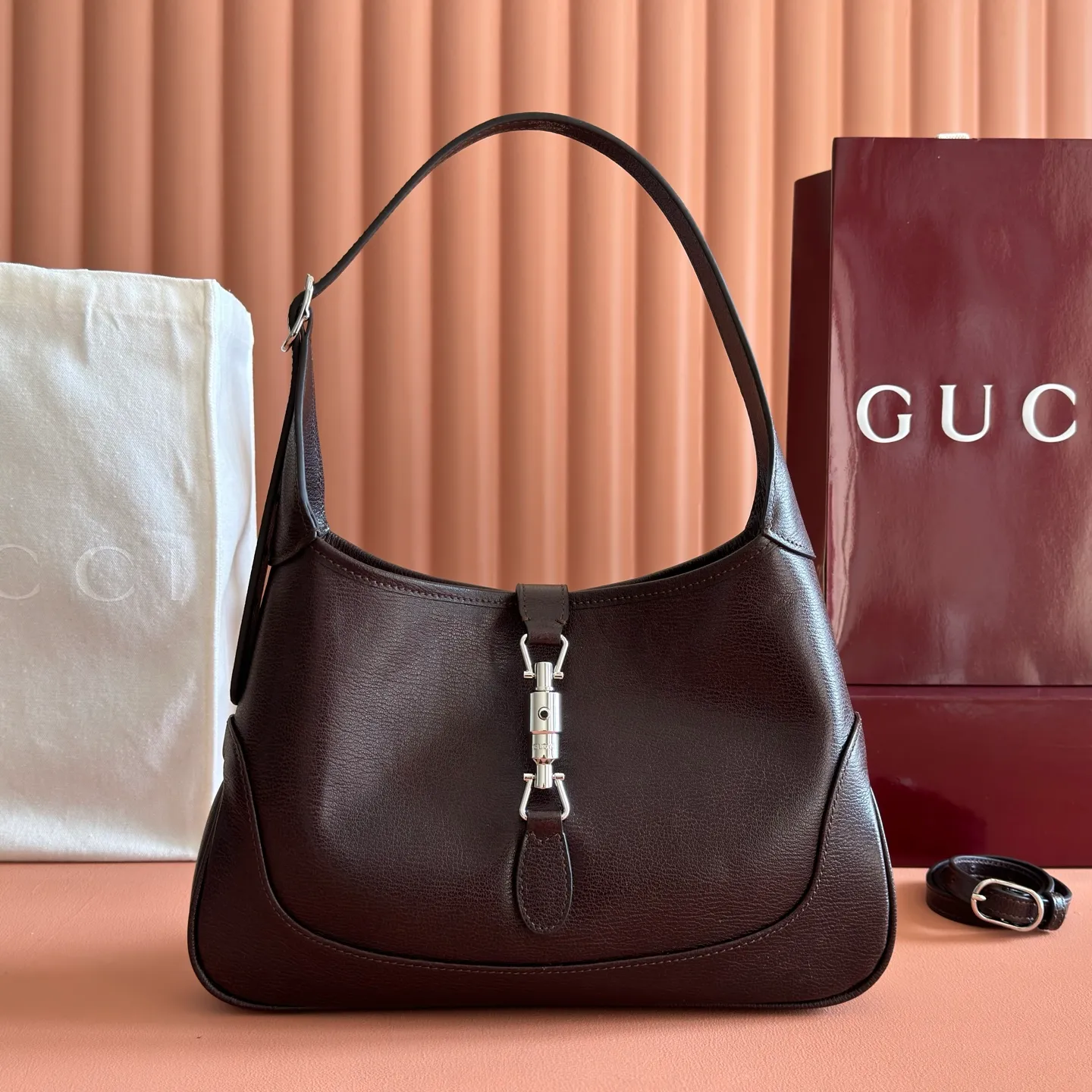 p1500. 💋💋💋"With full set of original counter packaging"💕Gucci's new series is crazy! Demna’s design vision is amazing. The dark horse of Fashion Week is none other than Gucci! The "La Famiglia" series brought by Demna takes Gucci's retro luxury to a new level. Every detail of the new product reveals the designer's ingenuity, and classic elements have been reinterpreted to make them more recognizable. From daily armpit bags to evening tassel bags, the styles span a wide range but are unified and high-end. Black leather Black leather piping Black leather lining Interior: 1 zip pocket Model number: 863137. Dimensions: 28x19x4.5cm. Color: black/full leather. Made in Italy