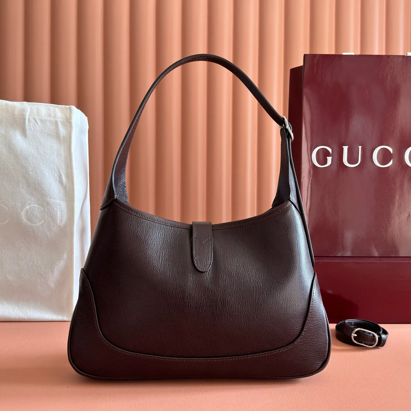 p1500. 💋💋💋"With full set of original counter packaging"💕Gucci's new series is crazy! Demna’s design vision is amazing. The dark horse of Fashion Week is none other than Gucci! The "La Famiglia" series brought by Demna takes Gucci's retro luxury to a new level. Every detail of the new product reveals the designer's ingenuity, and classic elements have been reinterpreted to make them more recognizable. From daily armpit bags to evening tassel bags, the styles span a wide range but are unified and high-end. Black leather Black leather piping Black leather lining Interior: 1 zip pocket Model number: 863137. Dimensions: 28x19x4.5cm. Color: black/full leather. Made in Italy