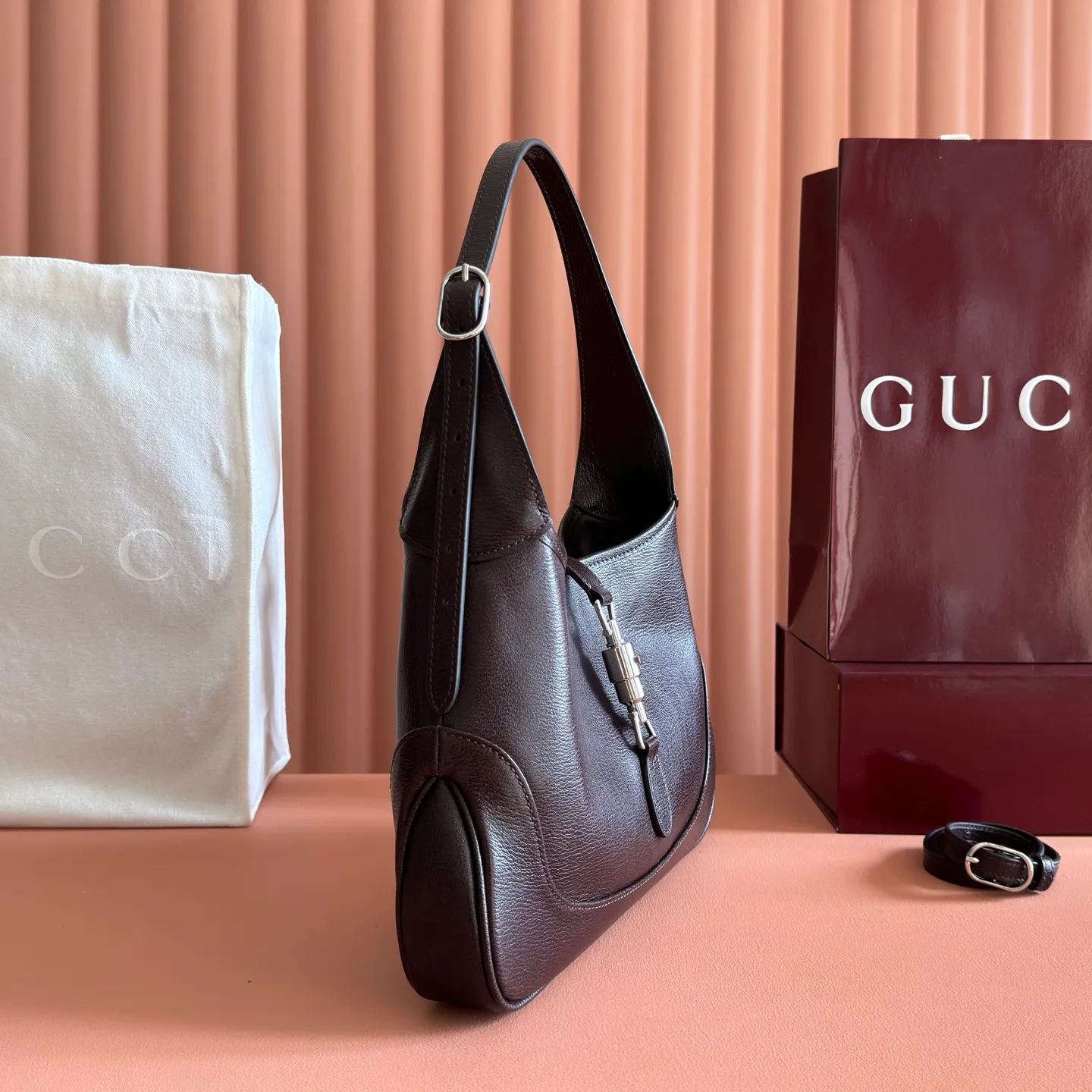 p1500. 💋💋💋"With full set of original counter packaging"💕Gucci's new series is crazy! Demna’s design vision is amazing. The dark horse of Fashion Week is none other than Gucci! The "La Famiglia" series brought by Demna takes Gucci's retro luxury to a new level. Every detail of the new product reveals the designer's ingenuity, and classic elements have been reinterpreted to make them more recognizable. From daily armpit bags to evening tassel bags, the styles span a wide range but are unified and high-end. Black leather Black leather piping Black leather lining Interior: 1 zip pocket Model number: 863137. Dimensions: 28x19x4.5cm. Color: black/full leather. Made in Italy