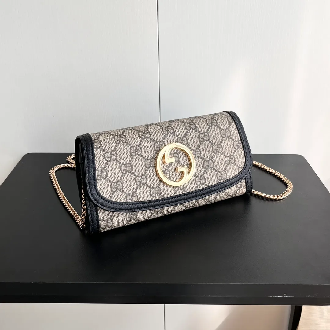 Actual shot #💰260 Model: 725215 Comes with box Size: 21x10.5cm I fell in love with Gucci Blondie at first sight. Second-hand bags have always been my favorite. They are super popular now, mainly because they are so beautiful! It can be worn as an armpit bag or as a cross-body carry. Depending on your mood, I find it very retro, fashionable and fascinating to carry it either way! Many colors to choose from, running quantity models