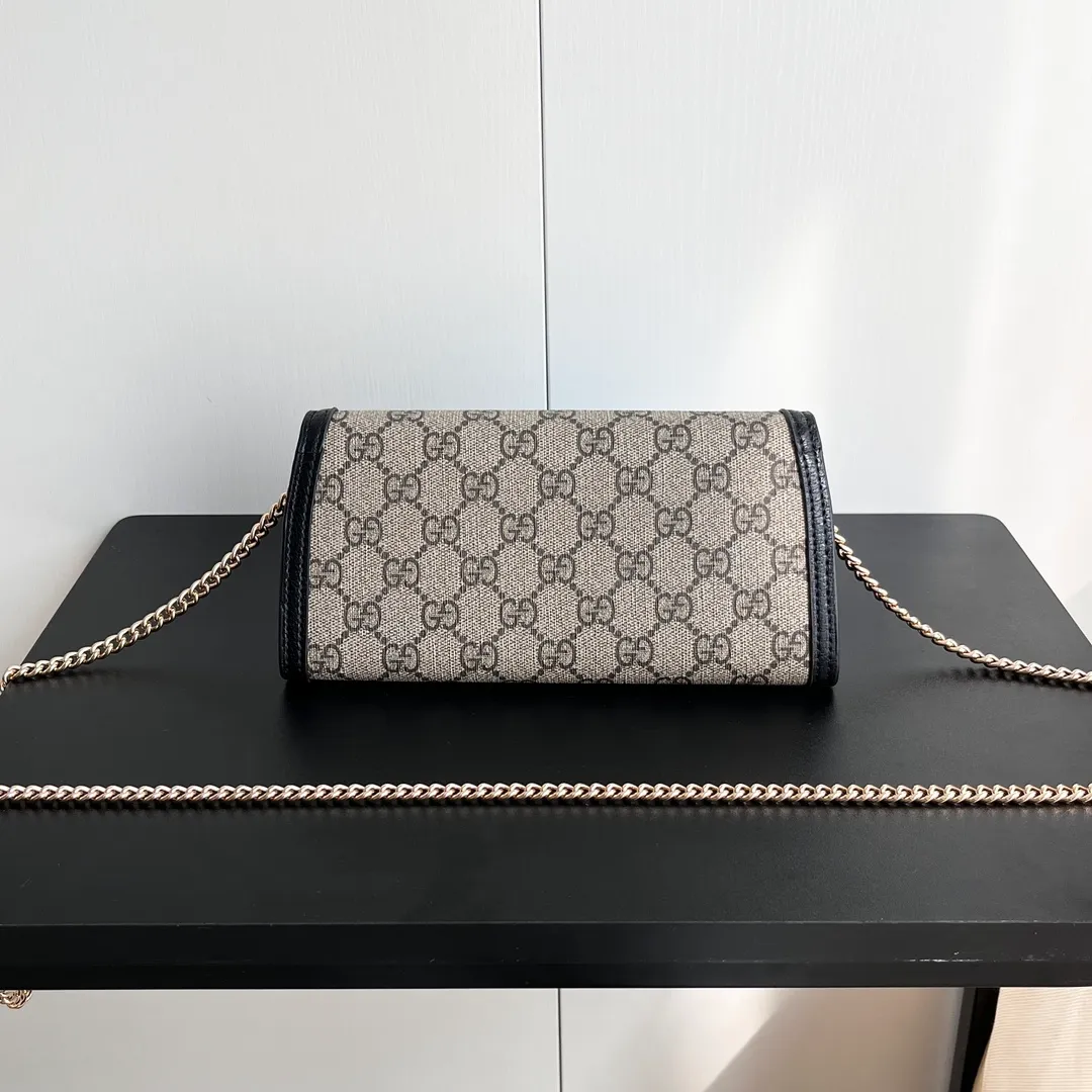 Actual shot #💰260 Model: 725215 Comes with box Size: 21x10.5cm I fell in love with Gucci Blondie at first sight. Second-hand bags have always been my favorite. They are super popular now, mainly because they are so beautiful! It can be worn as an armpit bag or as a cross-body carry. Depending on your mood, I find it very retro, fashionable and fascinating to carry it either way! Many colors to choose from, running quantity models