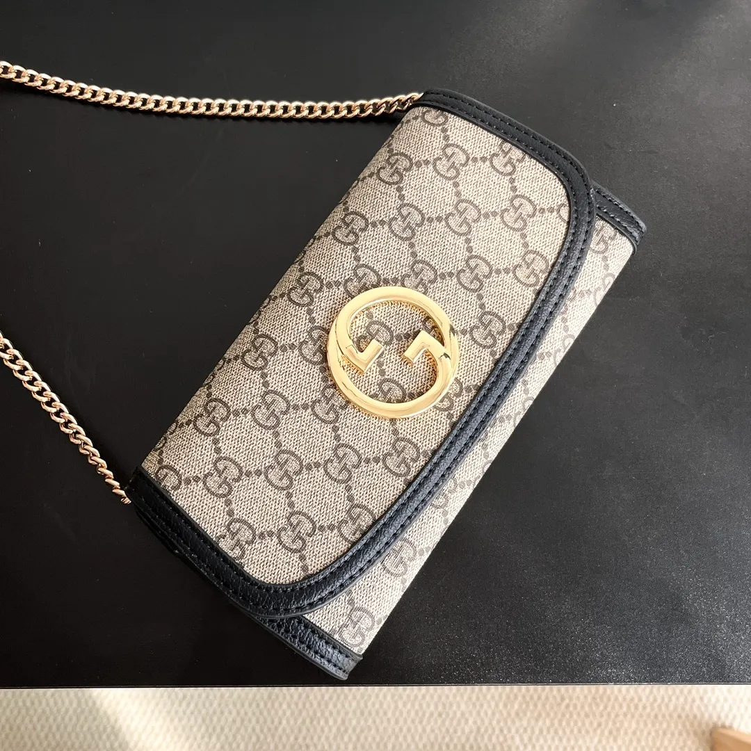 Actual shot #💰260 Model: 725215 Comes with box Size: 21x10.5cm I fell in love with Gucci Blondie at first sight. Second-hand bags have always been my favorite. They are super popular now, mainly because they are so beautiful! It can be worn as an armpit bag or as a cross-body carry. Depending on your mood, I find it very retro, fashionable and fascinating to carry it either way! Many colors to choose from, running quantity models