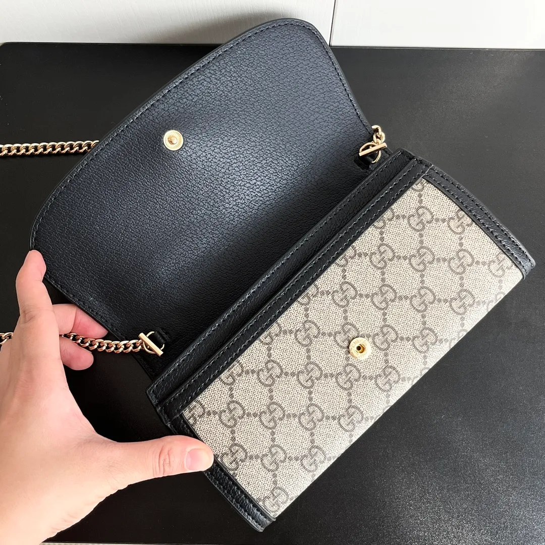Actual shot #💰260 Model: 725215 Comes with box Size: 21x10.5cm I fell in love with Gucci Blondie at first sight. Second-hand bags have always been my favorite. They are super popular now, mainly because they are so beautiful! It can be worn as an armpit bag or as a cross-body carry. Depending on your mood, I find it very retro, fashionable and fascinating to carry it either way! Many colors to choose from, running quantity models