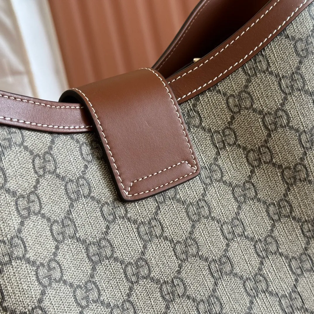 p1120💋💋💋【Full set of packaging at the counter】The Padlock series has launched a variety of fashionable bags with various carrying methods, adding color to the 2025 early autumn series. This shoulder bag features a central compartment with a zip pocket and is lined with webbing, reminiscent of the brand's signature pattern. Beige and dark brown GG monogram coated fabric Brown leather trim Light gold tone hardware Red and green web cotton lining Interior: Middle compartment with zip pocket Adjustable shoulder strap (44 cm high) Padlock closure with leather keychain Ref.: 839021. Dimensions: 29 cm (width) x 23.5 cm (height) x 15.5 cm (depth) Weight: about 0.75 kg Color: Brown PVC/original leather. Made in Italy