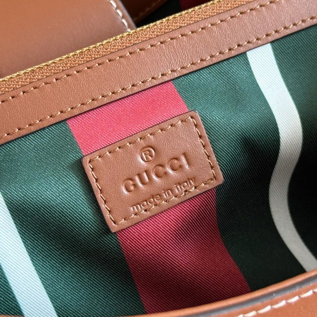 p1120💋💋💋【Full set of packaging at the counter】The Padlock series has launched a variety of fashionable bags with various carrying methods, adding color to the 2025 early autumn series. This shoulder bag features a central compartment with a zip pocket and is lined with webbing, reminiscent of the brand's signature pattern. Beige and dark brown GG monogram coated fabric Brown leather trim Light gold tone hardware Red and green web cotton lining Interior: Middle compartment with zip pocket Adjustable shoulder strap (44 cm high) Padlock closure with leather keychain Ref.: 839021. Dimensions: 29 cm (width) x 23.5 cm (height) x 15.5 cm (depth) Weight: about 0.75 kg Color: Brown PVC/original leather. Made in Italy