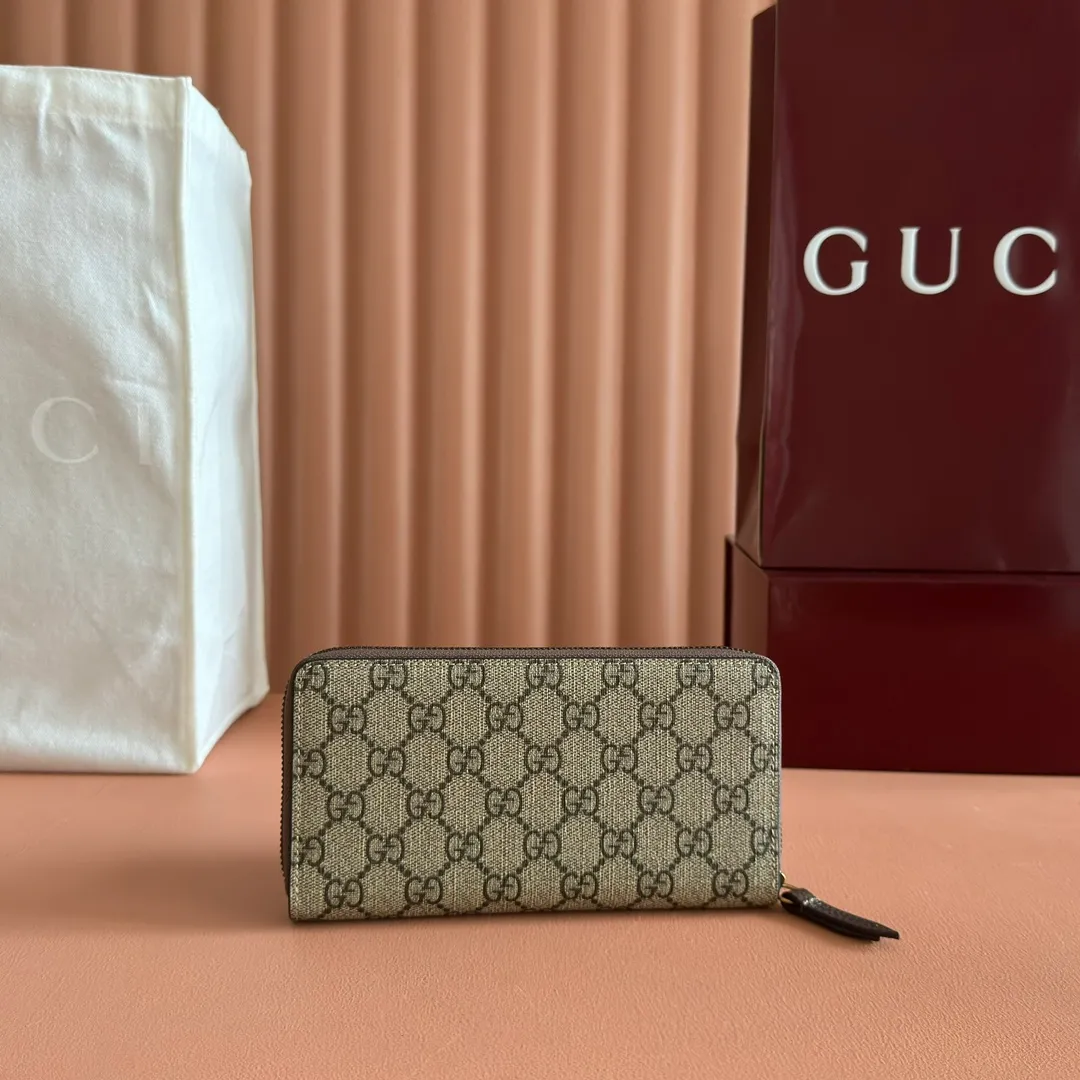 p460. 💋💋💋 [Original leather accessories🌈 Equipped with full set of packaging at the counter]🔥🔥 Top-quality products from G family ✨Synchronized with the counter, original order quality! Bi-fold wallet with central decorative print 🐅 is one of Alessandro Michele's signature details. This bi-fold wallet is made of imported first-layer cowhide and GG high-grade artificial leather. The oil edges are made of thin water and oil, and the workmanship is fine. 💃🏼Model: 473953, size: 19*10.5*2.5.