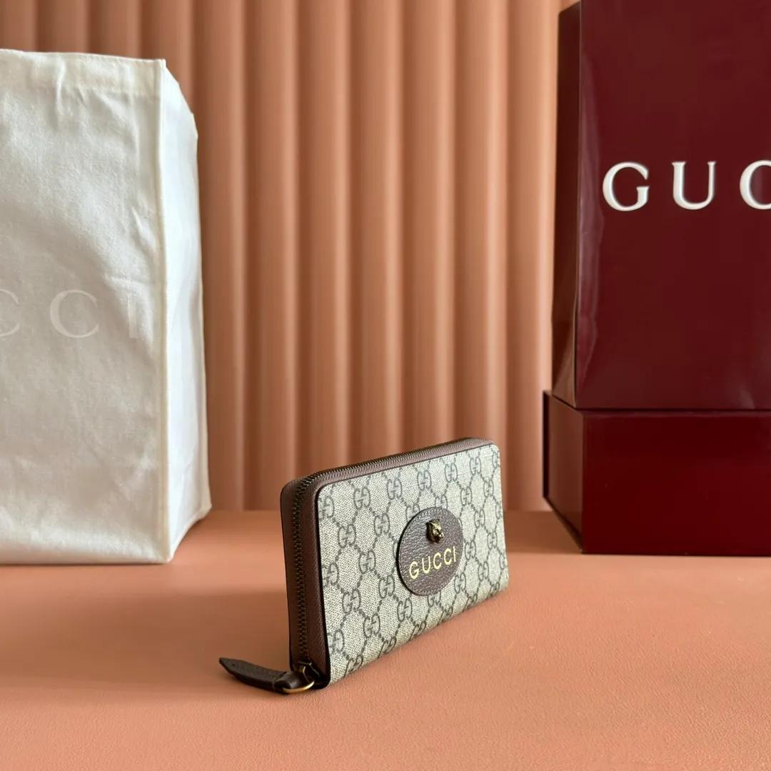 p460. 💋💋💋 [Original leather accessories🌈 Equipped with full set of packaging at the counter]🔥🔥 Top-quality products from G family ✨Synchronized with the counter, original order quality! Bi-fold wallet with central decorative print 🐅 is one of Alessandro Michele's signature details. This bi-fold wallet is made of imported first-layer cowhide and GG high-grade artificial leather. The oil edges are made of thin water and oil, and the workmanship is fine. 💃🏼Model: 473953, size: 19*10.5*2.5.