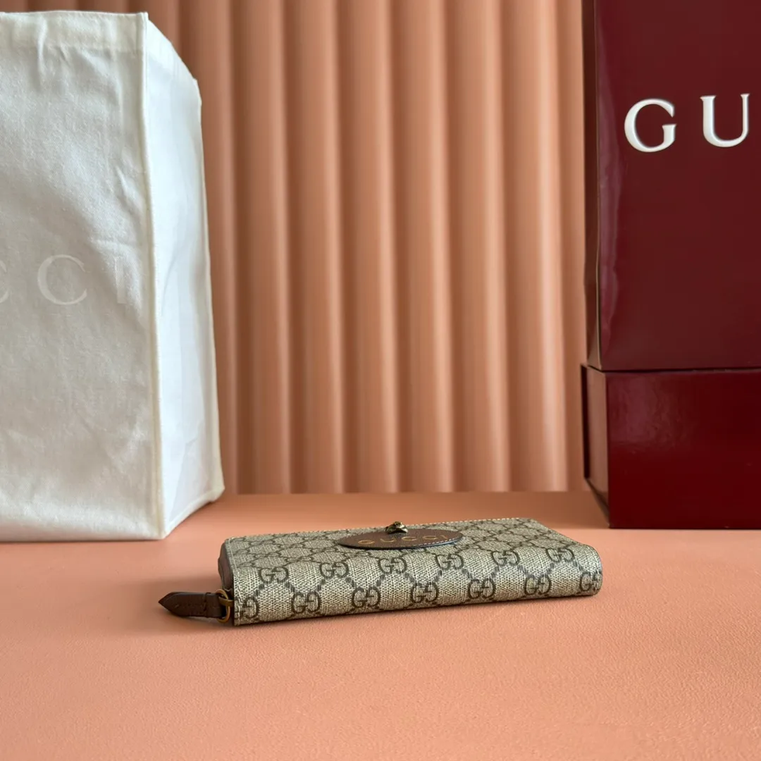 p460. 💋💋💋 [Original leather accessories🌈 Equipped with full set of packaging at the counter]🔥🔥 Top-quality products from G family ✨Synchronized with the counter, original order quality! Bi-fold wallet with central decorative print 🐅 is one of Alessandro Michele's signature details. This bi-fold wallet is made of imported first-layer cowhide and GG high-grade artificial leather. The oil edges are made of thin water and oil, and the workmanship is fine. 💃🏼Model: 473953, size: 19*10.5*2.5.