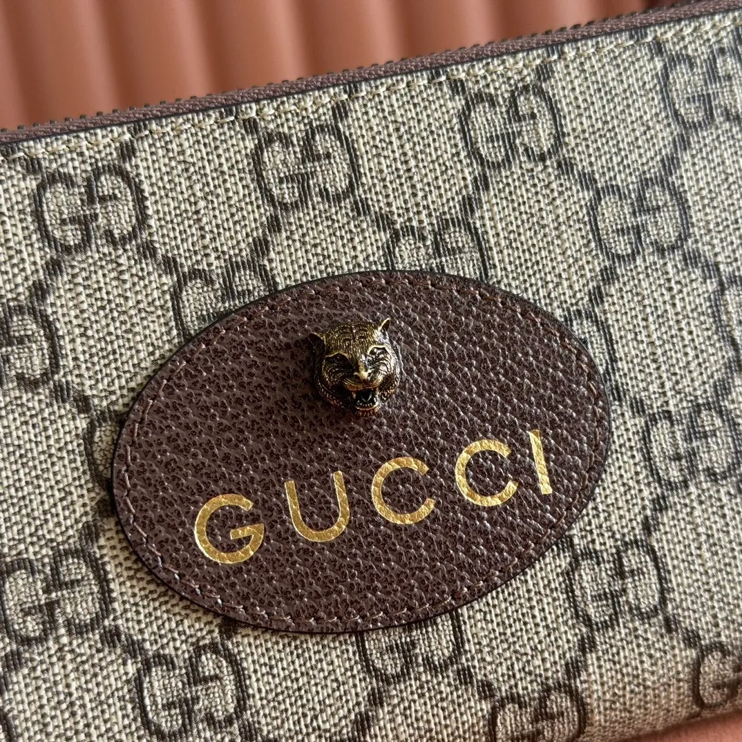 p460. 💋💋💋 [Original leather accessories🌈 Equipped with full set of packaging at the counter]🔥🔥 Top-quality products from G family ✨Synchronized with the counter, original order quality! Bi-fold wallet with central decorative print 🐅 is one of Alessandro Michele's signature details. This bi-fold wallet is made of imported first-layer cowhide and GG high-grade artificial leather. The oil edges are made of thin water and oil, and the workmanship is fine. 💃🏼Model: 473953, size: 19*10.5*2.5.
