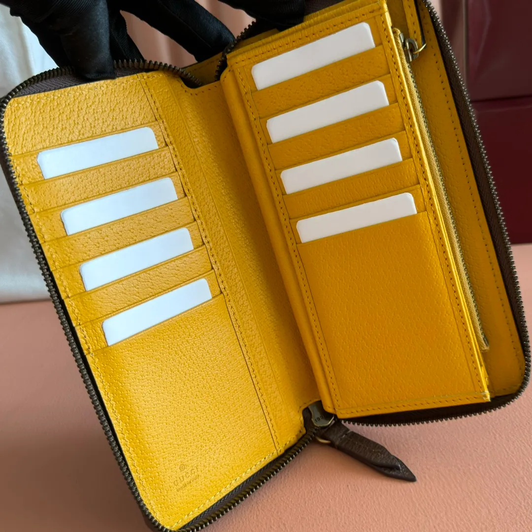 p460. 💋💋💋 [Original leather accessories🌈 Equipped with full set of packaging at the counter]🔥🔥 Top-quality products from G family ✨Synchronized with the counter, original order quality! Bi-fold wallet with central decorative print 🐅 is one of Alessandro Michele's signature details. This bi-fold wallet is made of imported first-layer cowhide and GG high-grade artificial leather. The oil edges are made of thin water and oil, and the workmanship is fine. 💃🏼Model: 473953, size: 19*10.5*2.5.