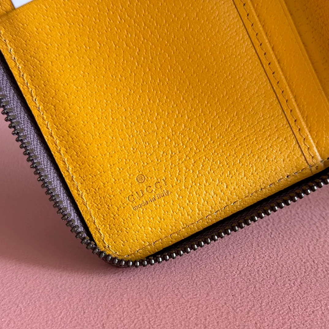 p460. 💋💋💋 [Original leather accessories🌈 Equipped with full set of packaging at the counter]🔥🔥 Top-quality products from G family ✨Synchronized with the counter, original order quality! Bi-fold wallet with central decorative print 🐅 is one of Alessandro Michele's signature details. This bi-fold wallet is made of imported first-layer cowhide and GG high-grade artificial leather. The oil edges are made of thin water and oil, and the workmanship is fine. 💃🏼Model: 473953, size: 19*10.5*2.5.