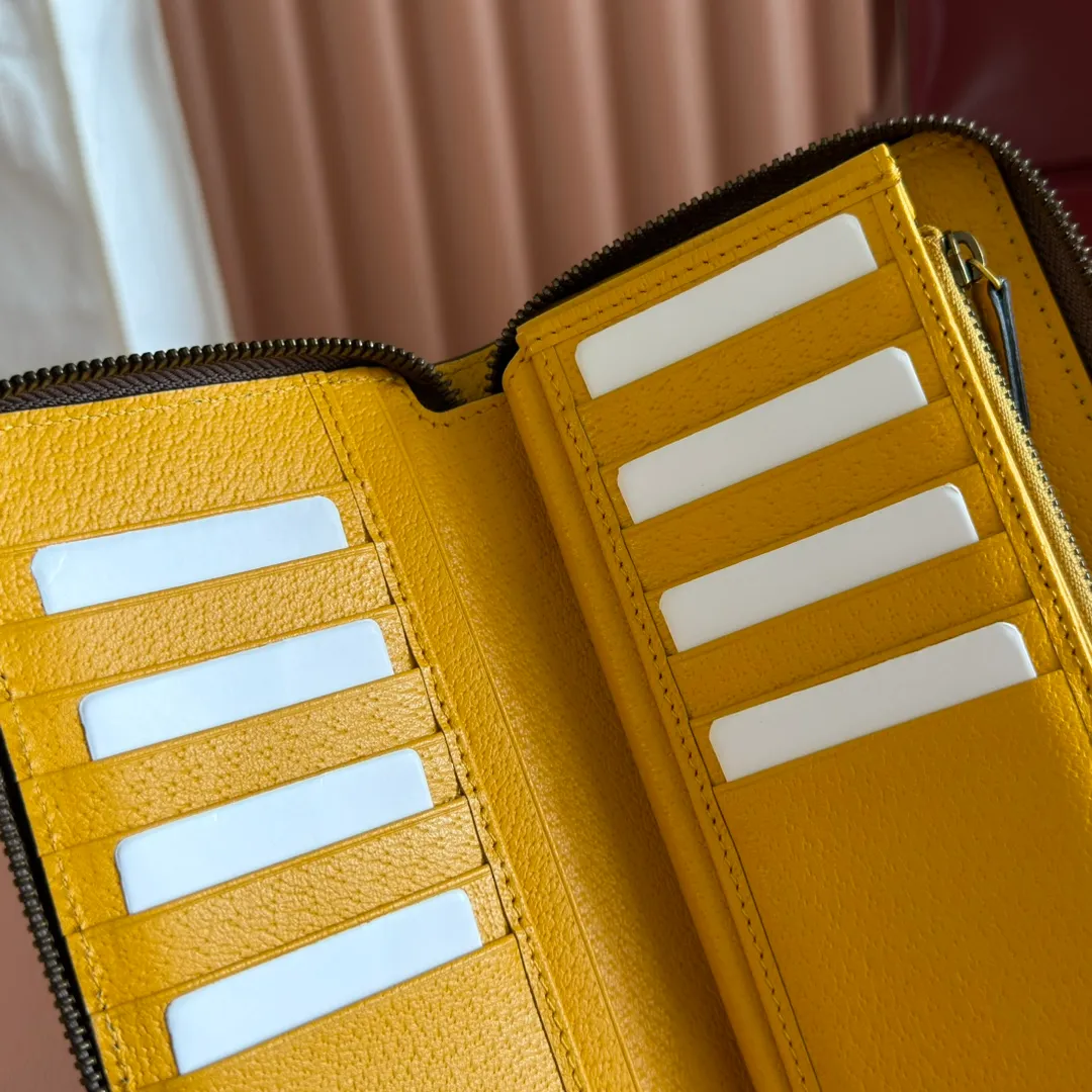 p460. 💋💋💋 [Original leather accessories🌈 Equipped with full set of packaging at the counter]🔥🔥 Top-quality products from G family ✨Synchronized with the counter, original order quality! Bi-fold wallet with central decorative print 🐅 is one of Alessandro Michele's signature details. This bi-fold wallet is made of imported first-layer cowhide and GG high-grade artificial leather. The oil edges are made of thin water and oil, and the workmanship is fine. 💃🏼Model: 473953, size: 19*10.5*2.5.