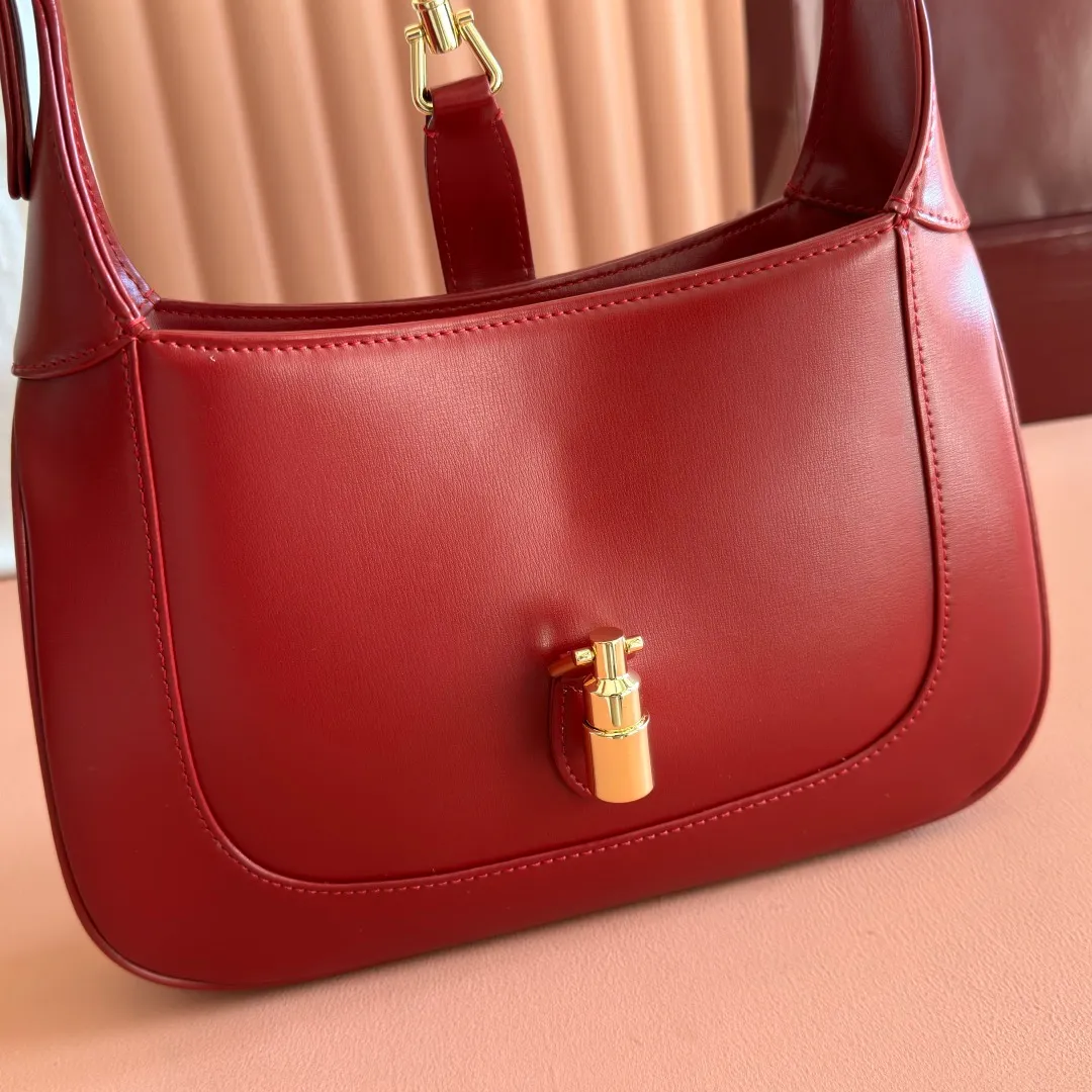 p1260. 📣📣📣 [Original leather with 🌈Full set of counter packaging]🔥🔥4040 catwalk style vintage armpit bag Jackie, it is predicted that it will be a popular one after the 1955 series. Many celebrities can't put it down, and their upper body is also super fashionable. Jackie was successfully defeated by the counter and appeared on the 2020 GUCC! The show generated a lot of discussion. This is the favorite bag of the former first lady of the United States, Jacqueline. In the 1960s and 1970s, she liked to carry Jackie handbags of different textures in public. This bag with a rather retro appearance is in line with the current two major trends of vintage and armpit bags. The conflict between old and fashionable is a wonderful existence. Style number: 636709, dimensions: width 28x height 19x side width 4.5.