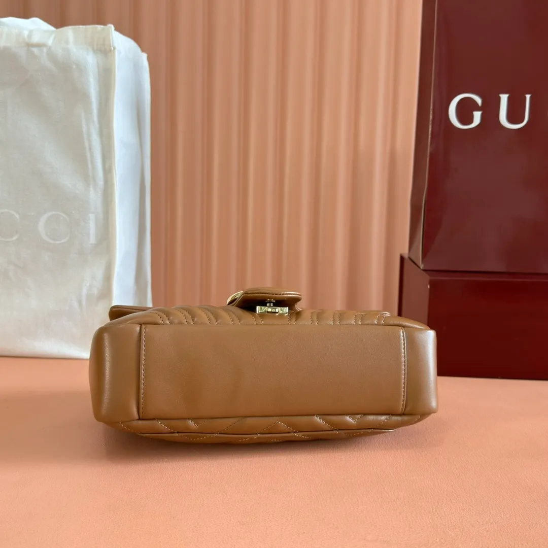 p1360💋💋💋【Full set of packaging at the counter】Imported original sheepskin pure copper hardware brand's iconic GG Marmont series is ingeniously integrated with double G styling accessories and faceted chain straps, and soft leather is selected to create a soft-lined bag shape. Simple and neat back pockets make medium and large bags more practical. Black V-shaped Matelassé sheepskin Light gold-tone hardware Gucci ankara red viscose lining Double G Interior: One zipped pocket External: One open pocket Sliding chain strap that can be used as a shoulder strap (56 cm high) Spring-buckle flap Ident: 837267. Dimensions: 26cm (width) x 15cm (height) x 7cm (depth) Weight: about 0.65kg Color: brown full leather/original leather. Made in Italy