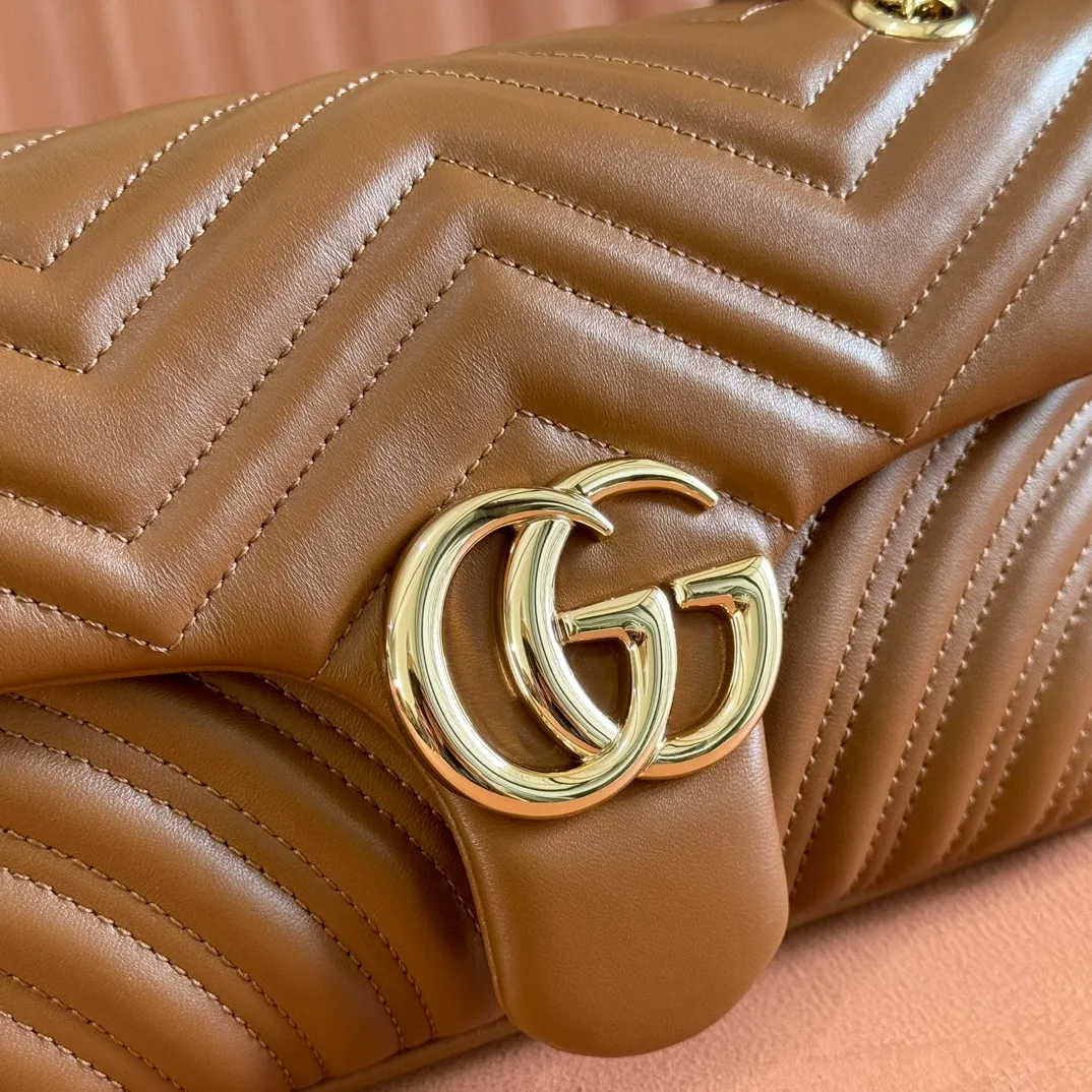 p1360💋💋💋【Full set of packaging at the counter】Imported original sheepskin pure copper hardware brand's iconic GG Marmont series is ingeniously integrated with double G styling accessories and faceted chain straps, and soft leather is selected to create a soft-lined bag shape. Simple and neat back pockets make medium and large bags more practical. Black V-shaped Matelassé sheepskin Light gold-tone hardware Gucci ankara red viscose lining Double G Interior: One zipped pocket External: One open pocket Sliding chain strap that can be used as a shoulder strap (56 cm high) Spring-buckle flap Ident: 837267. Dimensions: 26cm (width) x 15cm (height) x 7cm (depth) Weight: about 0.65kg Color: brown full leather/original leather. Made in Italy