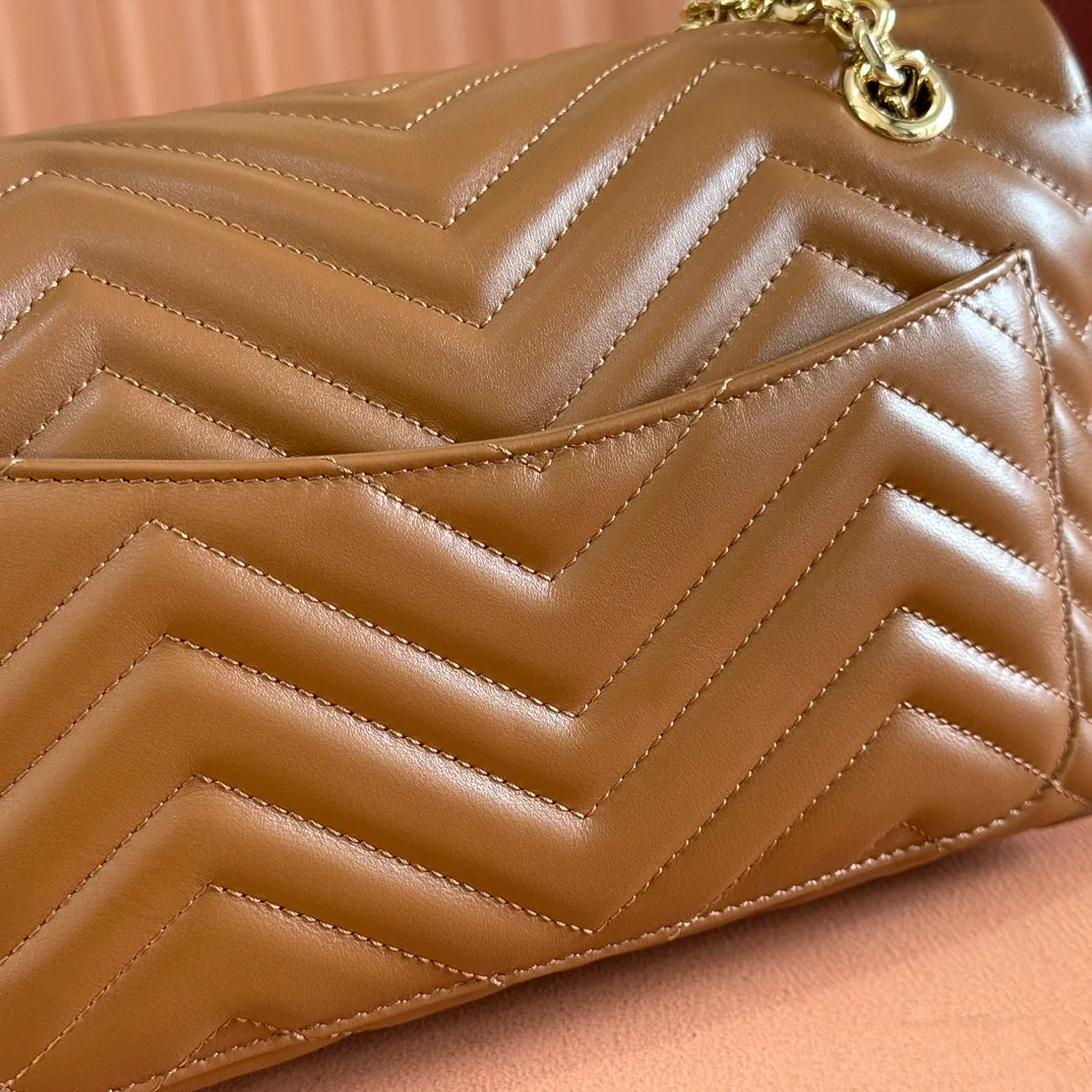p1360💋💋💋【Full set of packaging at the counter】Imported original sheepskin pure copper hardware brand's iconic GG Marmont series is ingeniously integrated with double G styling accessories and faceted chain straps, and soft leather is selected to create a soft-lined bag shape. Simple and neat back pockets make medium and large bags more practical. Black V-shaped Matelassé sheepskin Light gold-tone hardware Gucci ankara red viscose lining Double G Interior: One zipped pocket External: One open pocket Sliding chain strap that can be used as a shoulder strap (56 cm high) Spring-buckle flap Ident: 837267. Dimensions: 26cm (width) x 15cm (height) x 7cm (depth) Weight: about 0.65kg Color: brown full leather/original leather. Made in Italy
