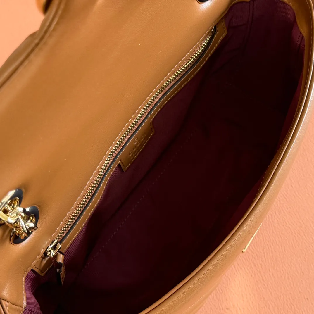 p1360💋💋💋【Full set of packaging at the counter】Imported original sheepskin pure copper hardware brand's iconic GG Marmont series is ingeniously integrated with double G styling accessories and faceted chain straps, and soft leather is selected to create a soft-lined bag shape. Simple and neat back pockets make medium and large bags more practical. Black V-shaped Matelassé sheepskin Light gold-tone hardware Gucci ankara red viscose lining Double G Interior: One zipped pocket External: One open pocket Sliding chain strap that can be used as a shoulder strap (56 cm high) Spring-buckle flap Ident: 837267. Dimensions: 26cm (width) x 15cm (height) x 7cm (depth) Weight: about 0.65kg Color: brown full leather/original leather. Made in Italy