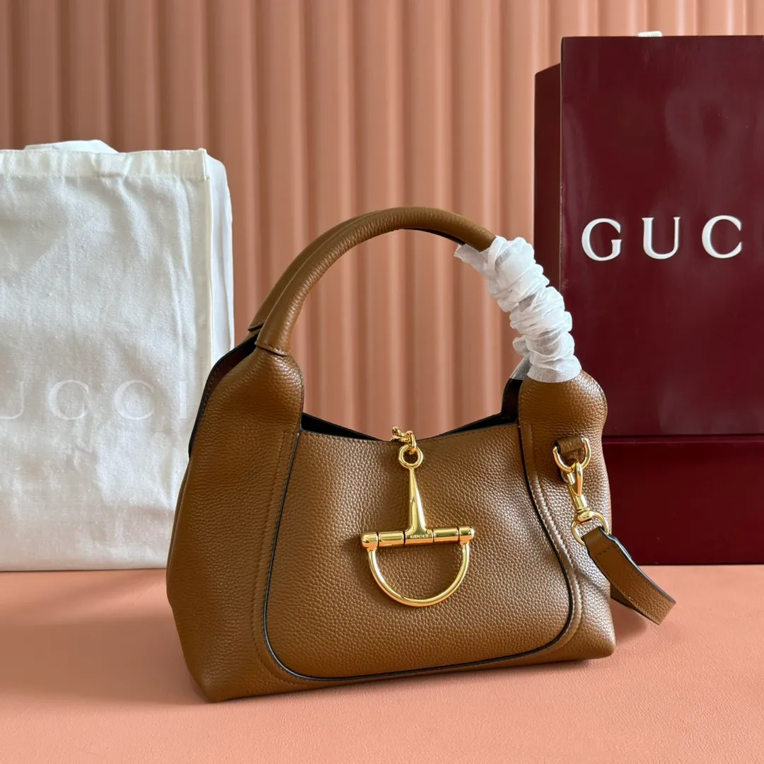 p1320. 💋💋💋【Full set of packaging at the counter】This Gucci Softbit series shoulder bag is ingeniously integrated with the brand's classic equestrian style accessories in the shape of a large half-horse bit. Black grained calf leather Light gold tone hardware Brown microfiber lining Half horsebit closure Holds iPhone Pro Max/Plus, Airpods, long wallet and lipstick Handle height: 15 cm Magnetic closure Model number: 837333. Dimensions: 27.5cm (width) x 21cm (height) x 16cm (depth) Weight: approx. 0.6kg Color: brown full leather/original leather. Made in Italy