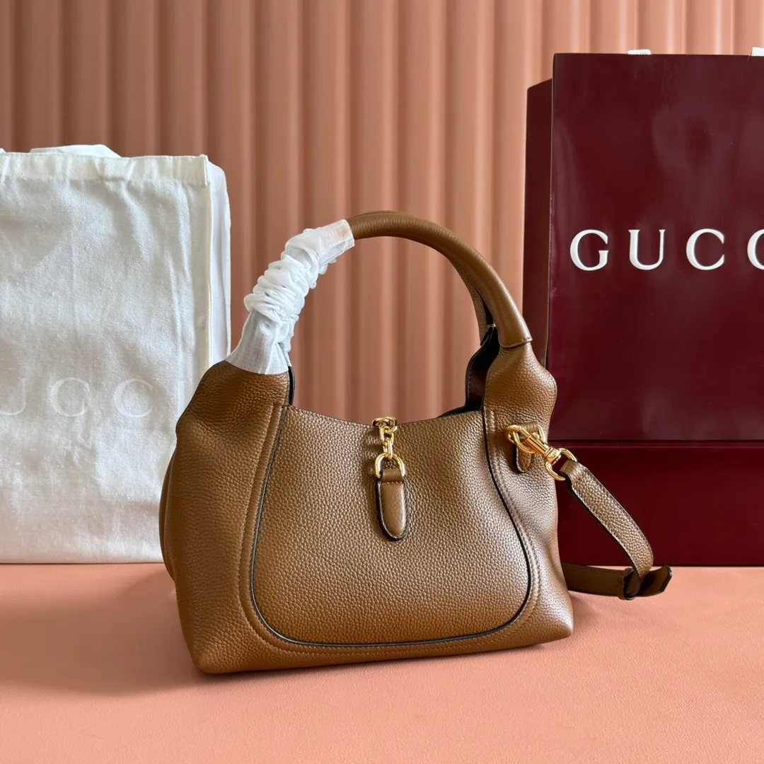 p1320. 💋💋💋【Full set of packaging at the counter】This Gucci Softbit series shoulder bag is ingeniously integrated with the brand's classic equestrian style accessories in the shape of a large half-horse bit. Black grained calf leather Light gold tone hardware Brown microfiber lining Half horsebit closure Holds iPhone Pro Max/Plus, Airpods, long wallet and lipstick Handle height: 15 cm Magnetic closure Model number: 837333. Dimensions: 27.5cm (width) x 21cm (height) x 16cm (depth) Weight: approx. 0.6kg Color: brown full leather/original leather. Made in Italy