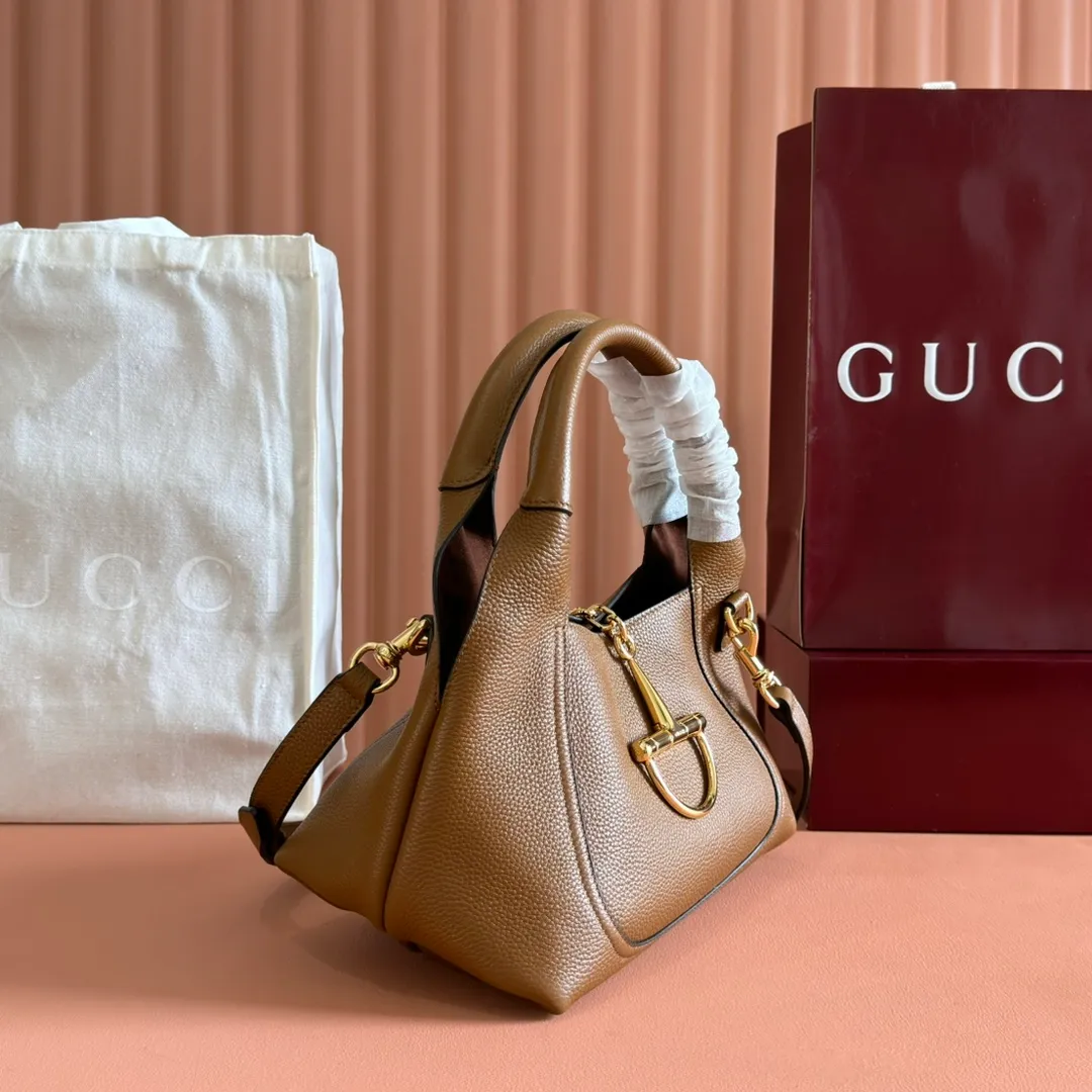 p1320. 💋💋💋【Full set of packaging at the counter】This Gucci Softbit series shoulder bag is ingeniously integrated with the brand's classic equestrian style accessories in the shape of a large half-horse bit. Black grained calf leather Light gold tone hardware Brown microfiber lining Half horsebit closure Holds iPhone Pro Max/Plus, Airpods, long wallet and lipstick Handle height: 15 cm Magnetic closure Model number: 837333. Dimensions: 27.5cm (width) x 21cm (height) x 16cm (depth) Weight: approx. 0.6kg Color: brown full leather/original leather. Made in Italy