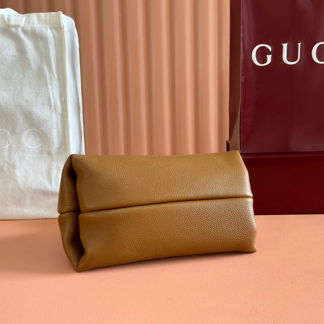 p1320. 💋💋💋【Full set of packaging at the counter】This Gucci Softbit series shoulder bag is ingeniously integrated with the brand's classic equestrian style accessories in the shape of a large half-horse bit. Black grained calf leather Light gold tone hardware Brown microfiber lining Half horsebit closure Holds iPhone Pro Max/Plus, Airpods, long wallet and lipstick Handle height: 15 cm Magnetic closure Model number: 837333. Dimensions: 27.5cm (width) x 21cm (height) x 16cm (depth) Weight: approx. 0.6kg Color: brown full leather/original leather. Made in Italy