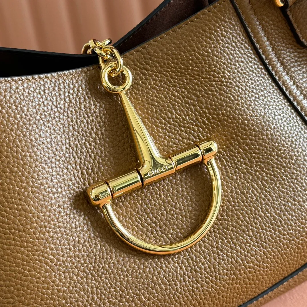 p1320. 💋💋💋【Full set of packaging at the counter】This Gucci Softbit series shoulder bag is ingeniously integrated with the brand's classic equestrian style accessories in the shape of a large half-horse bit. Black grained calf leather Light gold tone hardware Brown microfiber lining Half horsebit closure Holds iPhone Pro Max/Plus, Airpods, long wallet and lipstick Handle height: 15 cm Magnetic closure Model number: 837333. Dimensions: 27.5cm (width) x 21cm (height) x 16cm (depth) Weight: approx. 0.6kg Color: brown full leather/original leather. Made in Italy