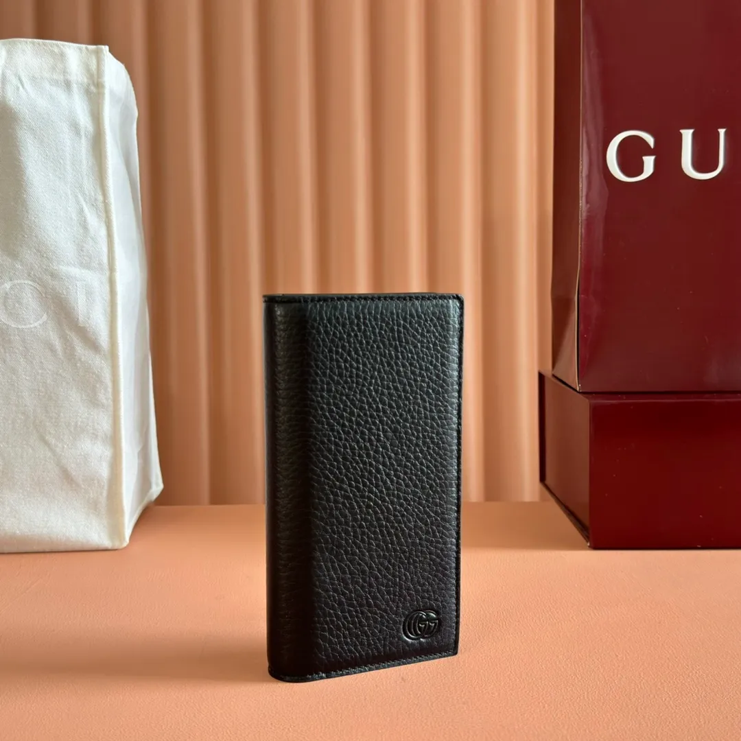 p460💋💋💋. ‼ ️【With full set of original green box packaging】Wallet with GG details. Gucci's small leather accessories push the boundaries of design, constantly reinterpreting classic pieces in a personalized way. This men's wallet combines the classic GG SupremGG accessories to create a modern and stylish accessory. Beige and ebony GG Supreme canvas, yellow leather trim, brass hardware with yellow ceramic-effect finish, moire fabric lining GG detail, interior: card compartment, coin pocket, 1 bill compartment. Model: 795331.                                      Dimensions: 10cm (width) x 19cm (height) Color: black/full leather. Made in Italy