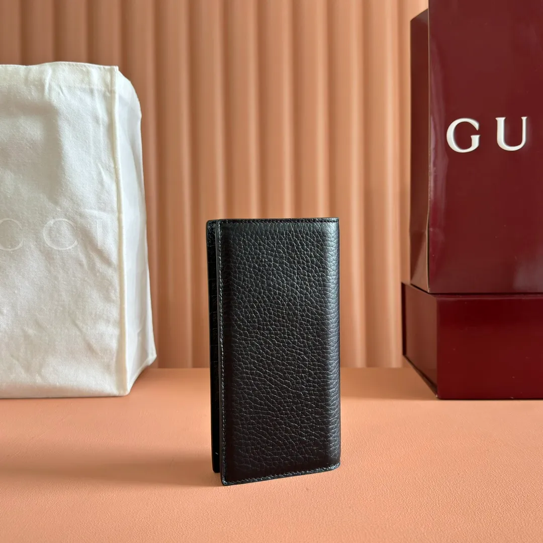 p460💋💋💋. ‼ ️【With full set of original green box packaging】Wallet with GG details. Gucci's small leather accessories push the boundaries of design, constantly reinterpreting classic pieces in a personalized way. This men's wallet combines the classic GG SupremGG accessories to create a modern and stylish accessory. Beige and ebony GG Supreme canvas, yellow leather trim, brass hardware with yellow ceramic-effect finish, moire fabric lining GG detail, interior: card compartment, coin pocket, 1 bill compartment. Model: 795331.                                      Dimensions: 10cm (width) x 19cm (height) Color: black/full leather. Made in Italy