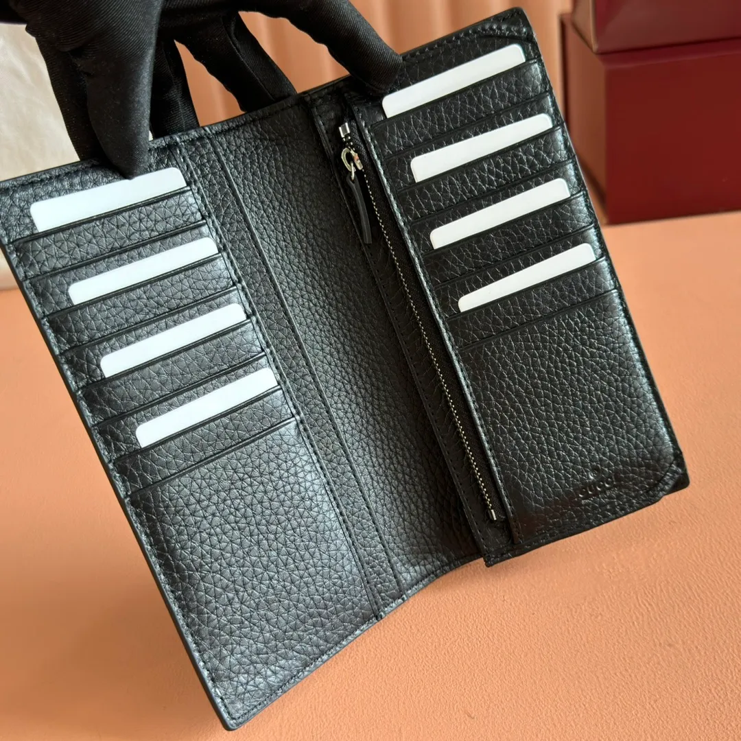 p460💋💋💋. ‼ ️【With full set of original green box packaging】Wallet with GG details. Gucci's small leather accessories push the boundaries of design, constantly reinterpreting classic pieces in a personalized way. This men's wallet combines the classic GG SupremGG accessories to create a modern and stylish accessory. Beige and ebony GG Supreme canvas, yellow leather trim, brass hardware with yellow ceramic-effect finish, moire fabric lining GG detail, interior: card compartment, coin pocket, 1 bill compartment. Model: 795331.                                      Dimensions: 10cm (width) x 19cm (height) Color: black/full leather. Made in Italy