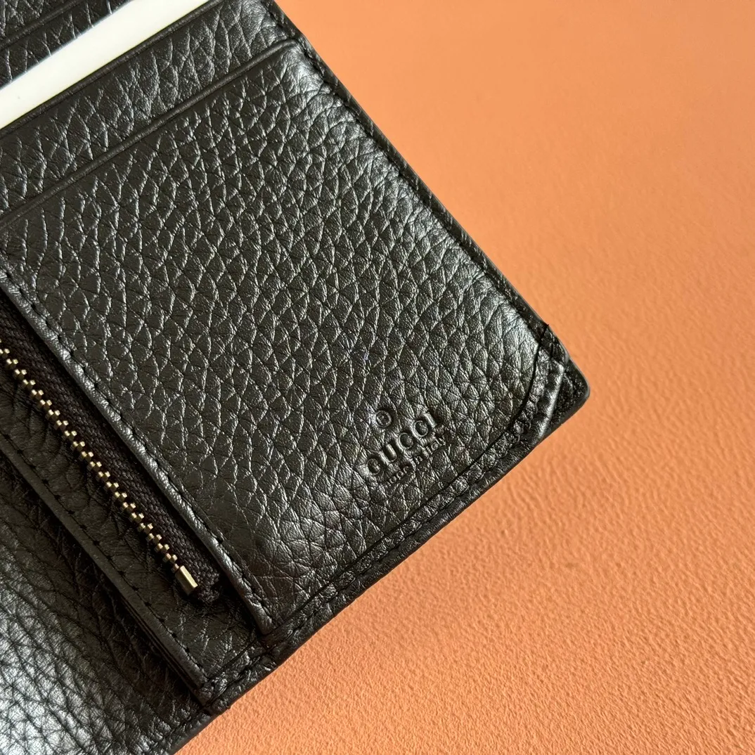 p460💋💋💋. ‼ ️【With full set of original green box packaging】Wallet with GG details. Gucci's small leather accessories push the boundaries of design, constantly reinterpreting classic pieces in a personalized way. This men's wallet combines the classic GG SupremGG accessories to create a modern and stylish accessory. Beige and ebony GG Supreme canvas, yellow leather trim, brass hardware with yellow ceramic-effect finish, moire fabric lining GG detail, interior: card compartment, coin pocket, 1 bill compartment. Model: 795331.                                      Dimensions: 10cm (width) x 19cm (height) Color: black/full leather. Made in Italy