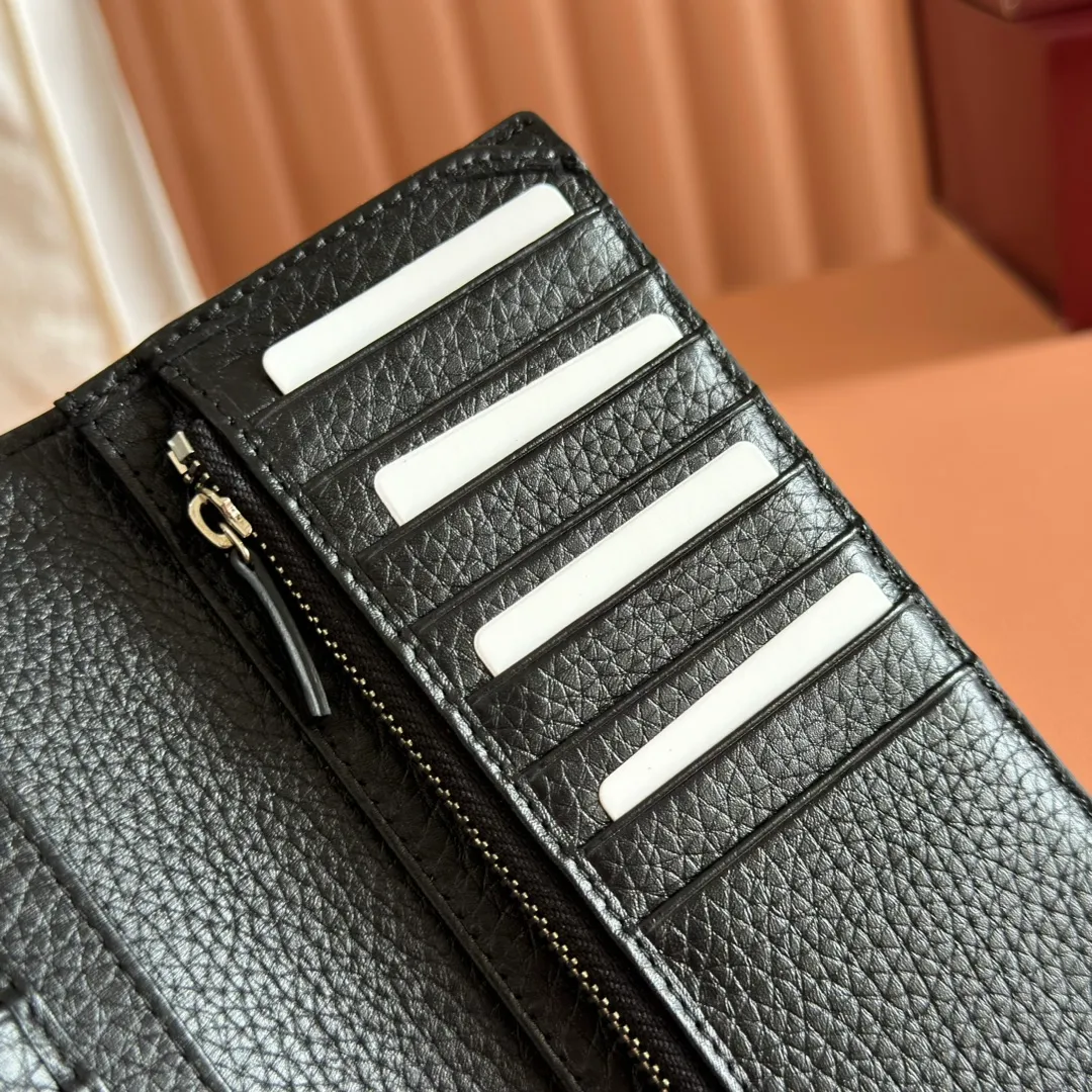 p460💋💋💋. ‼ ️【With full set of original green box packaging】Wallet with GG details. Gucci's small leather accessories push the boundaries of design, constantly reinterpreting classic pieces in a personalized way. This men's wallet combines the classic GG SupremGG accessories to create a modern and stylish accessory. Beige and ebony GG Supreme canvas, yellow leather trim, brass hardware with yellow ceramic-effect finish, moire fabric lining GG detail, interior: card compartment, coin pocket, 1 bill compartment. Model: 795331.                                      Dimensions: 10cm (width) x 19cm (height) Color: black/full leather. Made in Italy