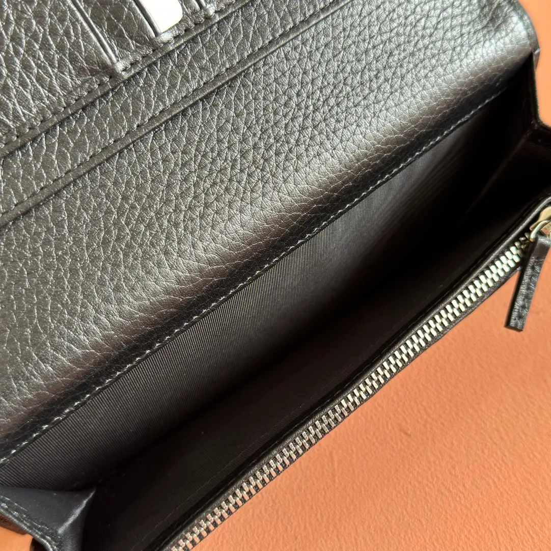 p460💋💋💋. ‼ ️【With full set of original green box packaging】Wallet with GG details. Gucci's small leather accessories push the boundaries of design, constantly reinterpreting classic pieces in a personalized way. This men's wallet combines the classic GG SupremGG accessories to create a modern and stylish accessory. Beige and ebony GG Supreme canvas, yellow leather trim, brass hardware with yellow ceramic-effect finish, moire fabric lining GG detail, interior: card compartment, coin pocket, 1 bill compartment. Model: 795331.                                      Dimensions: 10cm (width) x 19cm (height) Color: black/full leather. Made in Italy