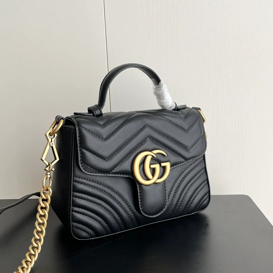 Actual shot #💰340 Style number: 547260 Size: 21*15.5*8cm GG Marmont mini messenger bag is still in the limelight this year. The iconic double G logo carries Gucci’s literary and romantic story. The new mini series is a vivid interpretation of retro and gorgeousness. It is so cute ~ Handheld ✅ One shoulder ✅ Crossbody✅