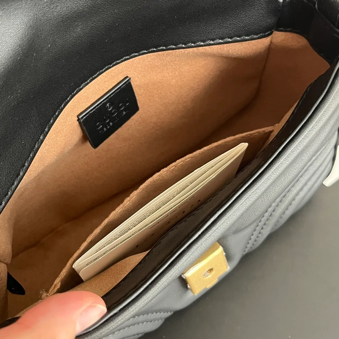 Actual shot #💰340 Style number: 547260 Size: 21*15.5*8cm GG Marmont mini messenger bag is still in the limelight this year. The iconic double G logo carries Gucci’s literary and romantic story. The new mini series is a vivid interpretation of retro and gorgeousness. It is so cute ~ Handheld ✅ One shoulder ✅ Crossbody✅
