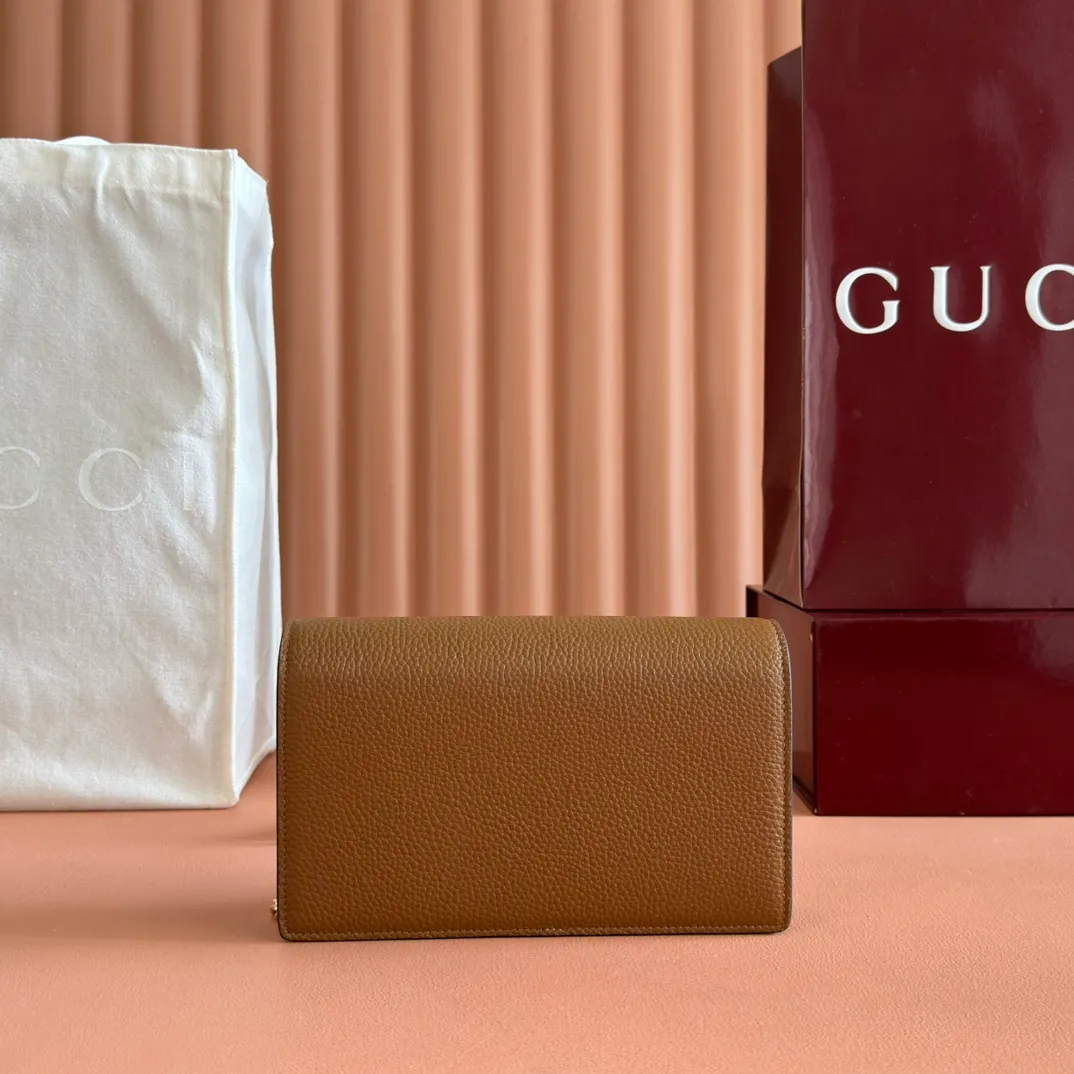 p720💋💋💋"With full set of original counter packaging" [New product] This Gucci Softbit series shoulder bag is ingeniously integrated with the brand's classic equestrian style accessories in the shape of a large half-horse bit. Black grained cow leather. Light gold-tone hardware. Black microfiber lining. Half horsebit buckle. Ident.: 837373. Dimensions: 20x13x6cm.