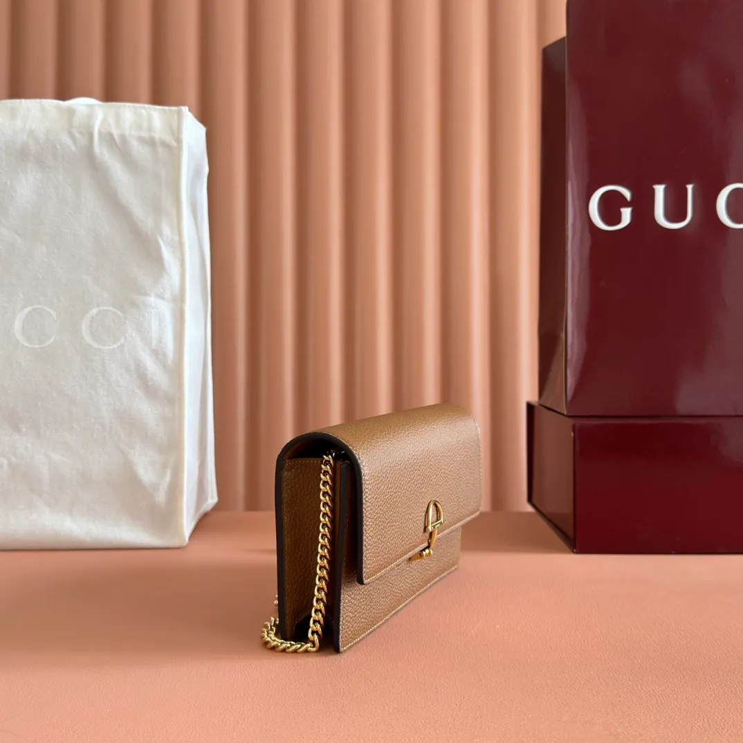 p720💋💋💋"With full set of original counter packaging" [New product] This Gucci Softbit series shoulder bag is ingeniously integrated with the brand's classic equestrian style accessories in the shape of a large half-horse bit. Black grained cow leather. Light gold-tone hardware. Black microfiber lining. Half horsebit buckle. Ident.: 837373. Dimensions: 20x13x6cm.