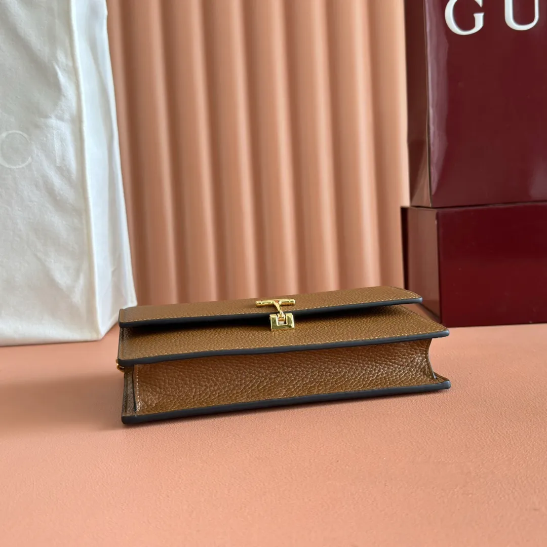 p720💋💋💋"With full set of original counter packaging" [New product] This Gucci Softbit series shoulder bag is ingeniously integrated with the brand's classic equestrian style accessories in the shape of a large half-horse bit. Black grained cow leather. Light gold-tone hardware. Black microfiber lining. Half horsebit buckle. Ident.: 837373. Dimensions: 20x13x6cm.