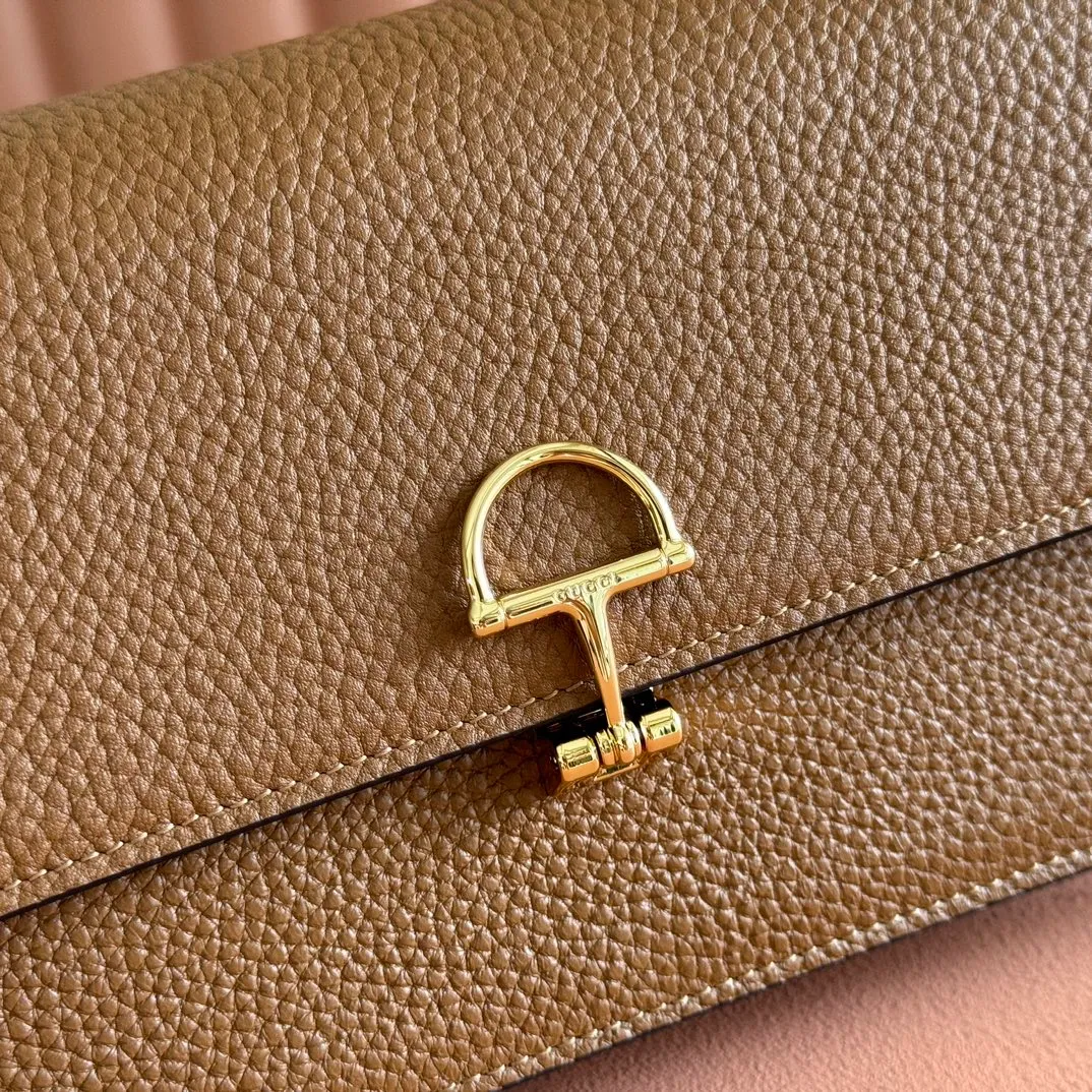 p720💋💋💋"With full set of original counter packaging" [New product] This Gucci Softbit series shoulder bag is ingeniously integrated with the brand's classic equestrian style accessories in the shape of a large half-horse bit. Black grained cow leather. Light gold-tone hardware. Black microfiber lining. Half horsebit buckle. Ident.: 837373. Dimensions: 20x13x6cm.