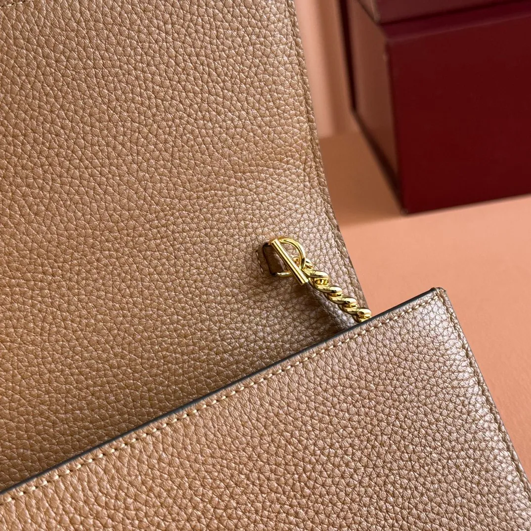 p720💋💋💋"With full set of original counter packaging" [New product] This Gucci Softbit series shoulder bag is ingeniously integrated with the brand's classic equestrian style accessories in the shape of a large half-horse bit. Black grained cow leather. Light gold-tone hardware. Black microfiber lining. Half horsebit buckle. Ident.: 837373. Dimensions: 20x13x6cm.