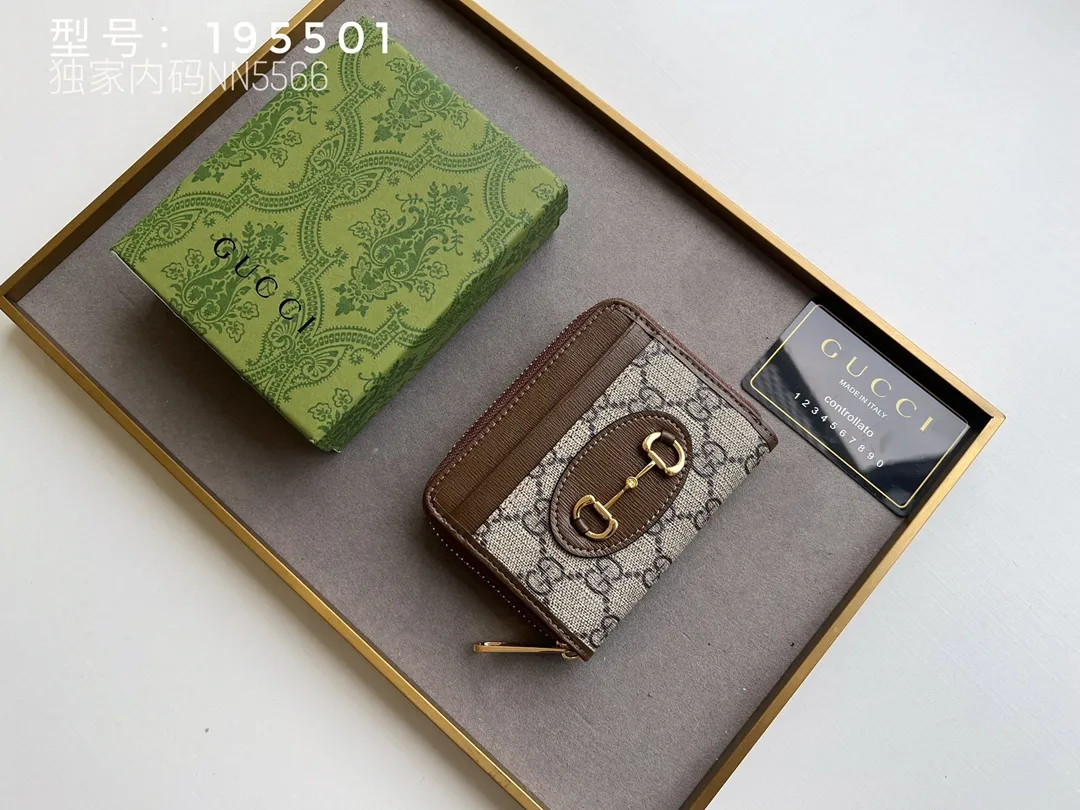 💰140 Top Original 💎 Spring/Summer Series# Newly launched this Gucci 1955 horsebit card holder made of GG Supreme high-grade artificial canvas and brown leather. This series adopts the same double-ring and long strip design as the handbags. This detail is inspired by the brand’s equestrian roots. It is one of Gucci’s classic heritage and one of the brand’s most representative symbolic elements. Model: 195501 Size: 11.5x8.5x3
