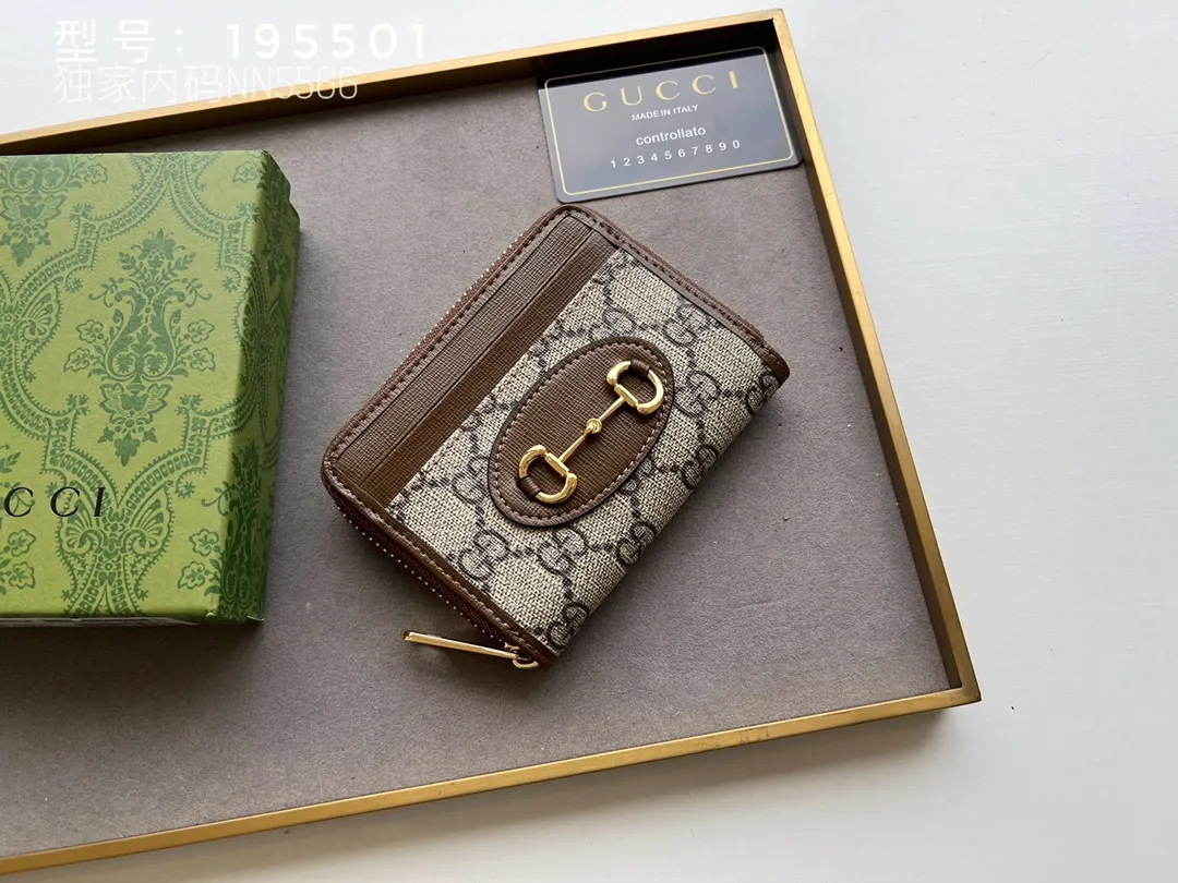 💰140 Top Original 💎 Spring/Summer Series# Newly launched this Gucci 1955 horsebit card holder made of GG Supreme high-grade artificial canvas and brown leather. This series adopts the same double-ring and long strip design as the handbags. This detail is inspired by the brand’s equestrian roots. It is one of Gucci’s classic heritage and one of the brand’s most representative symbolic elements. Model: 195501 Size: 11.5x8.5x3