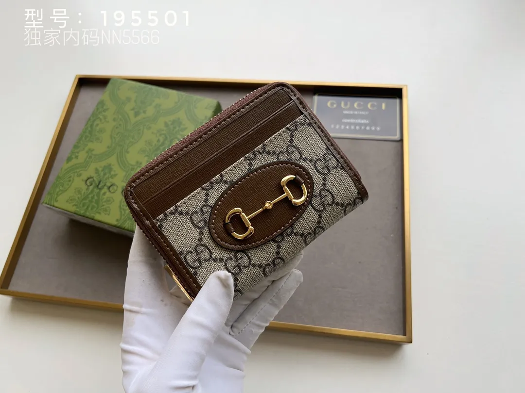 💰140 Top Original 💎 Spring/Summer Series# Newly launched this Gucci 1955 horsebit card holder made of GG Supreme high-grade artificial canvas and brown leather. This series adopts the same double-ring and long strip design as the handbags. This detail is inspired by the brand’s equestrian roots. It is one of Gucci’s classic heritage and one of the brand’s most representative symbolic elements. Model: 195501 Size: 11.5x8.5x3