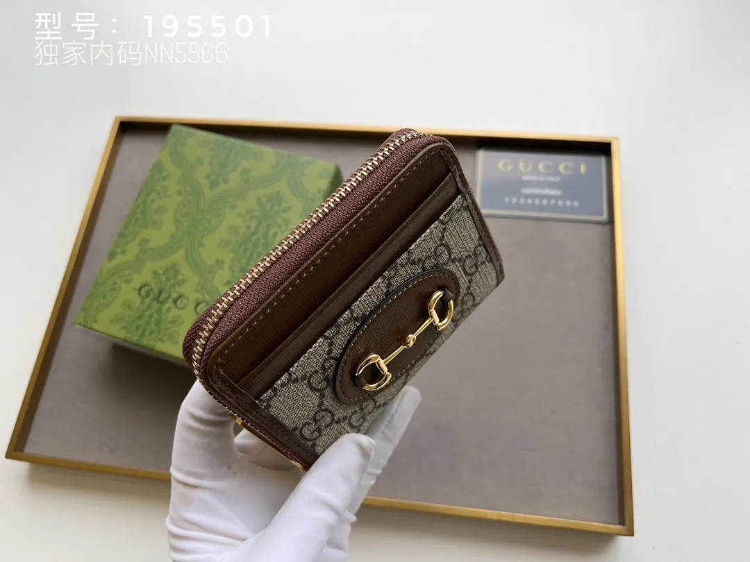 💰140 Top Original 💎 Spring/Summer Series# Newly launched this Gucci 1955 horsebit card holder made of GG Supreme high-grade artificial canvas and brown leather. This series adopts the same double-ring and long strip design as the handbags. This detail is inspired by the brand’s equestrian roots. It is one of Gucci’s classic heritage and one of the brand’s most representative symbolic elements. Model: 195501 Size: 11.5x8.5x3