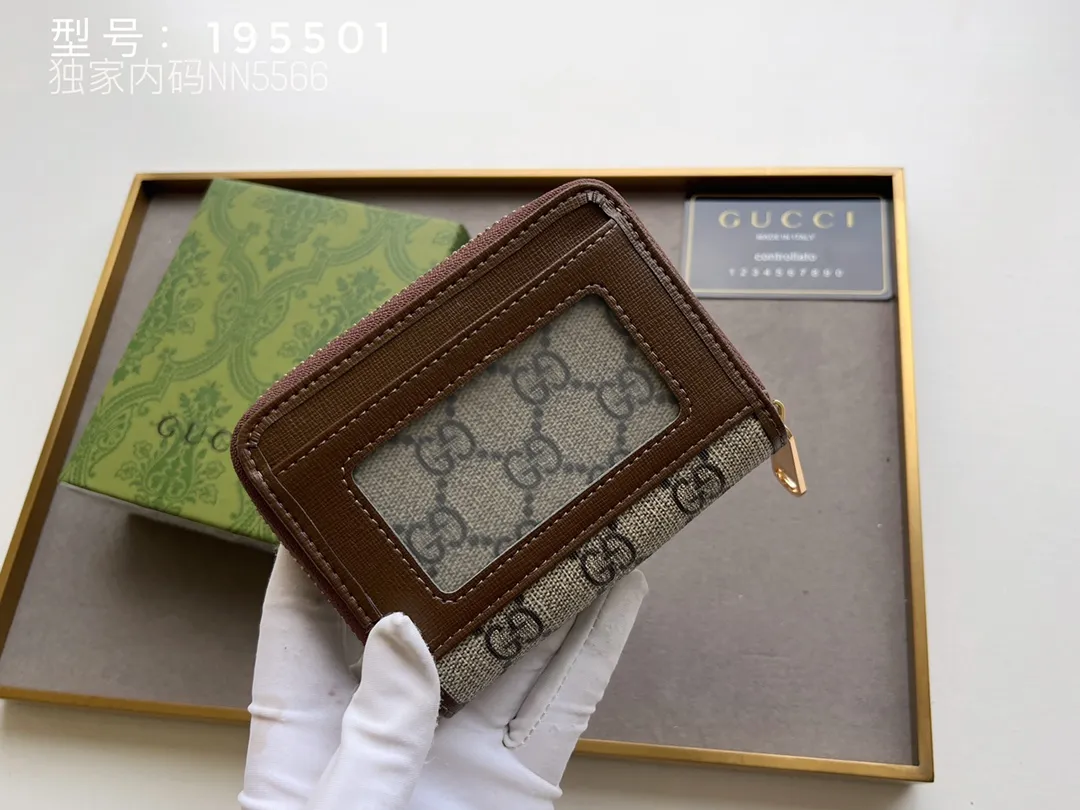 💰140 Top Original 💎 Spring/Summer Series# Newly launched this Gucci 1955 horsebit card holder made of GG Supreme high-grade artificial canvas and brown leather. This series adopts the same double-ring and long strip design as the handbags. This detail is inspired by the brand’s equestrian roots. It is one of Gucci’s classic heritage and one of the brand’s most representative symbolic elements. Model: 195501 Size: 11.5x8.5x3