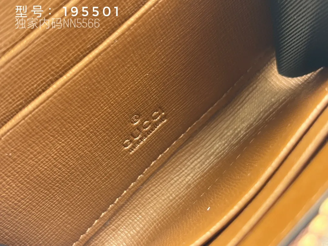 💰140 Top Original 💎 Spring/Summer Series# Newly launched this Gucci 1955 horsebit card holder made of GG Supreme high-grade artificial canvas and brown leather. This series adopts the same double-ring and long strip design as the handbags. This detail is inspired by the brand’s equestrian roots. It is one of Gucci’s classic heritage and one of the brand’s most representative symbolic elements. Model: 195501 Size: 11.5x8.5x3