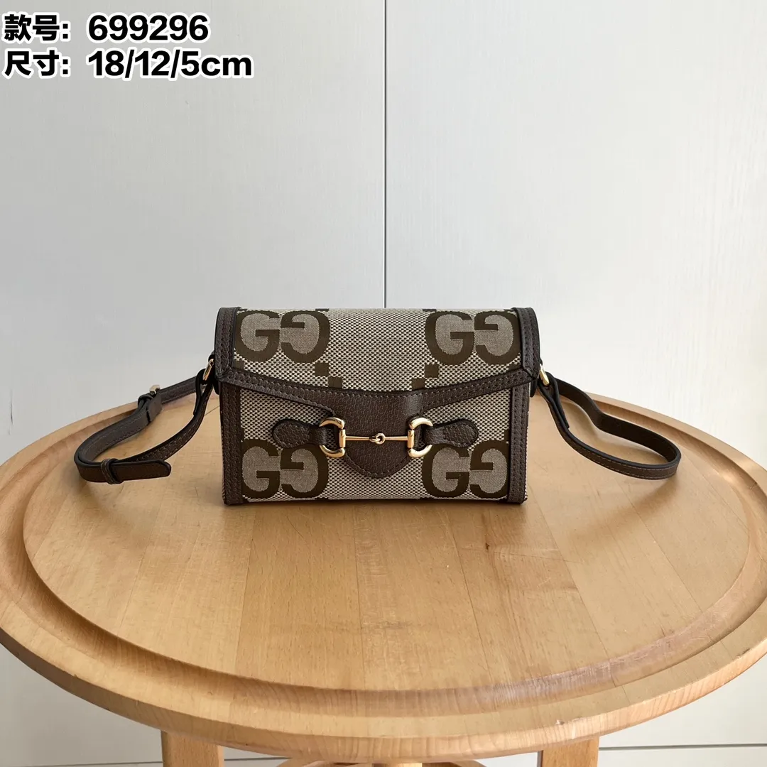 Actual shot #💰260 Model: 699296 large g Size: 18x12x5cm 𝐆𝐮𝐜𝐜𝐢 𝟏𝟗𝟓𝟓 𝐇𝐨𝐫𝐬𝐞𝐛𝐢𝐭 𝐌𝐢𝐧𝐢 Another masterpiece in the Horsebit 1955 series! The horizontal mobile phone bag looks great too! It can be used for large-screen mobile phones. Compared with the vertical version, it may be more convenient to use~ It can be carried in spring, summer, autumn and winter without choosing an outfit👍