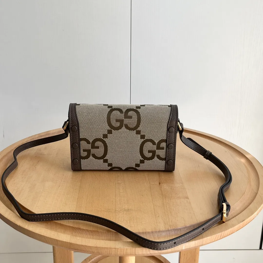 Actual shot #💰260 Model: 699296 large g Size: 18x12x5cm 𝐆𝐮𝐜𝐜𝐢 𝟏𝟗𝟓𝟓 𝐇𝐨𝐫𝐬𝐞𝐛𝐢𝐭 𝐌𝐢𝐧𝐢 Another masterpiece in the Horsebit 1955 series! The horizontal mobile phone bag looks great too! It can be used for large-screen mobile phones. Compared with the vertical version, it may be more convenient to use~ It can be carried in spring, summer, autumn and winter without choosing an outfit👍