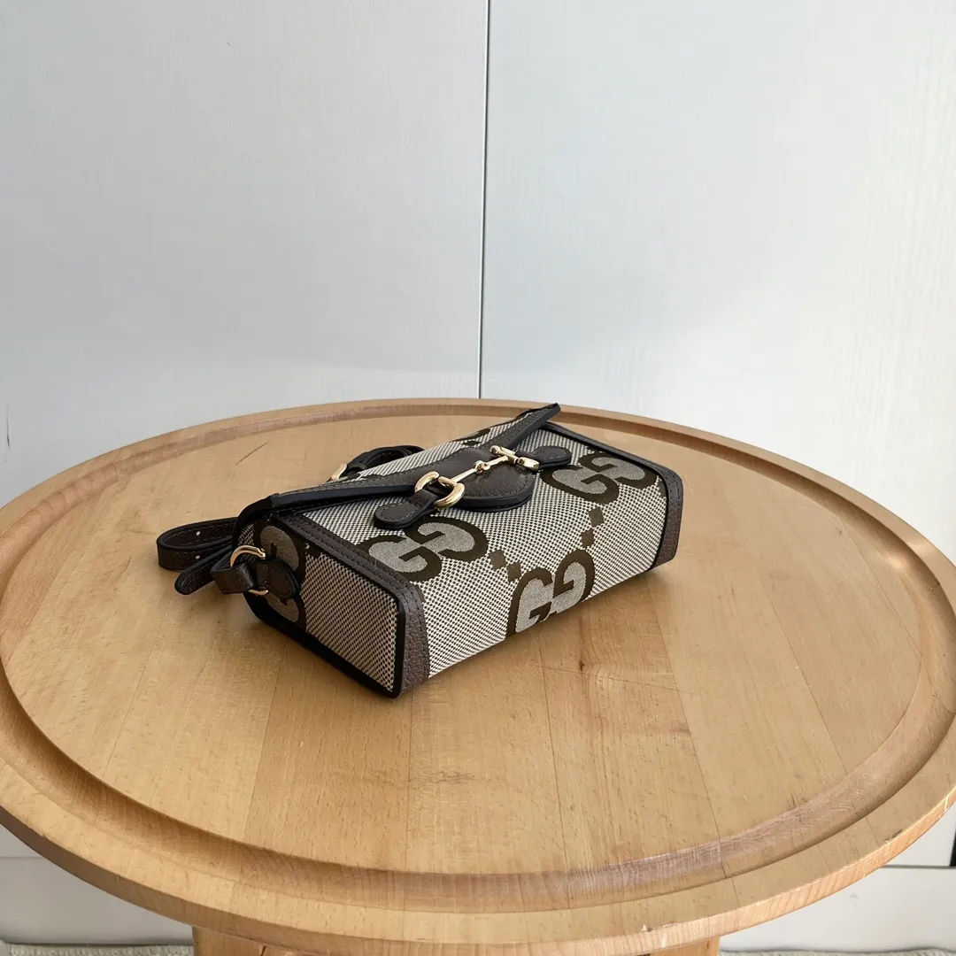 Actual shot #💰260 Model: 699296 large g Size: 18x12x5cm 𝐆𝐮𝐜𝐜𝐢 𝟏𝟗𝟓𝟓 𝐇𝐨𝐫𝐬𝐞𝐛𝐢𝐭 𝐌𝐢𝐧𝐢 Another masterpiece in the Horsebit 1955 series! The horizontal mobile phone bag looks great too! It can be used for large-screen mobile phones. Compared with the vertical version, it may be more convenient to use~ It can be carried in spring, summer, autumn and winter without choosing an outfit👍